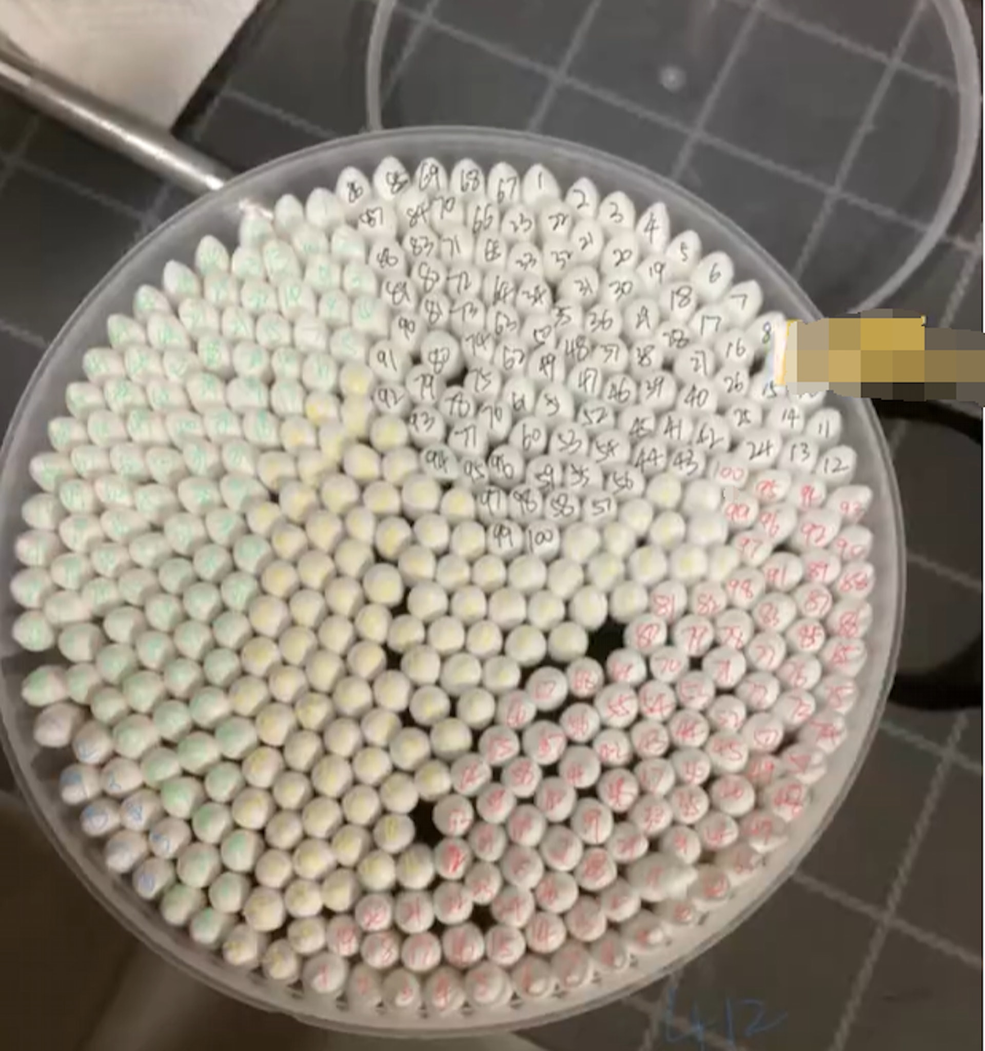 內地1名女學生日前網購1盒500支裝的棉花棒,好奇下逐支數點,沒料竟發現盒內只有412支棉花棒,比標示數量少了88支。(微博圖片) 內地1名女學生日前網購1盒500支裝的棉花棒,好奇下逐支數點,沒料竟發現盒內只有412支棉花棒,比標示數量少了88支。(微博圖片)