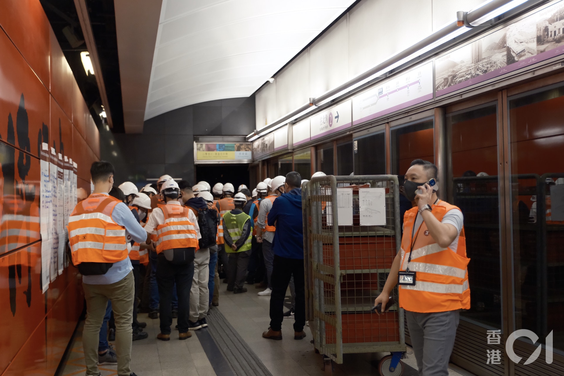工程人員搶修,港鐵指預計需要一段時間,方可將故障列車移離將軍澳綫。(盧翊銘攝) 工程人員搶修,港鐵指預計需要一段時間,方可將故障列車移離將軍澳綫。(盧翊銘攝)
