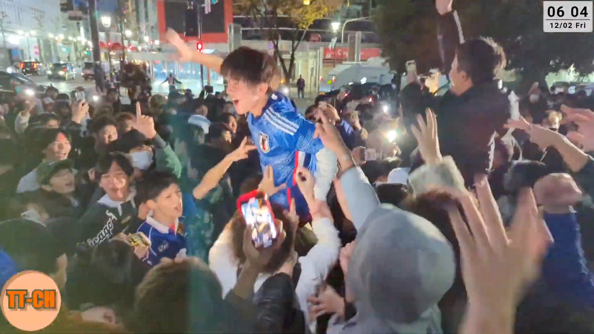 球迷在日本隊戰勝德國後於澀谷區慶祝。 球迷在日本隊戰勝德國後於澀谷區慶祝。