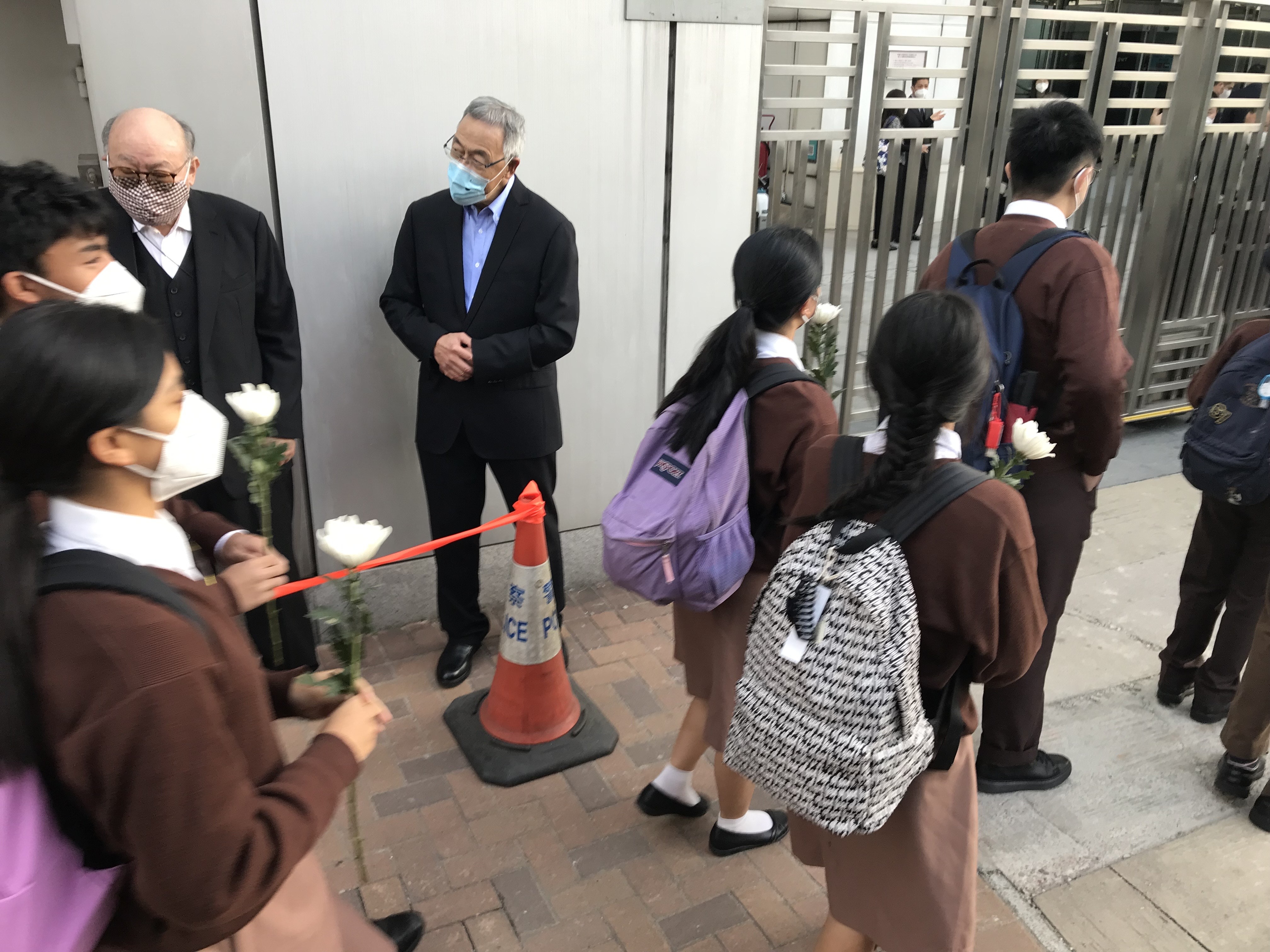 佛教筏可中學校長及師生約20多人，從大澳到西環中聯辦致哀。學生手持鮮花，先到門外致哀。(梁晉穎攝)