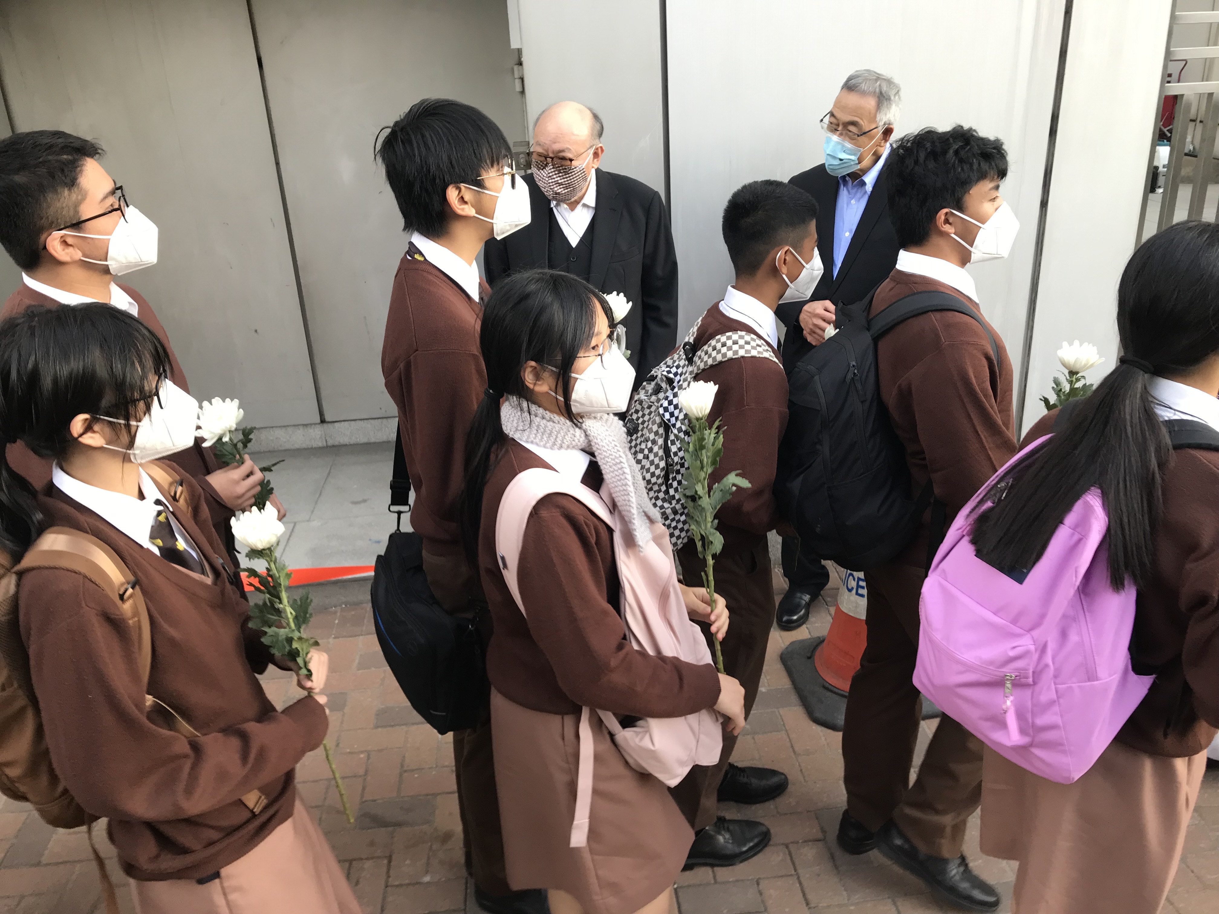 佛教筏可中學校長及師生約20多人，從大澳到西環中聯辦致哀。學生手持鮮花，先到門外致哀。(梁晉穎攝)