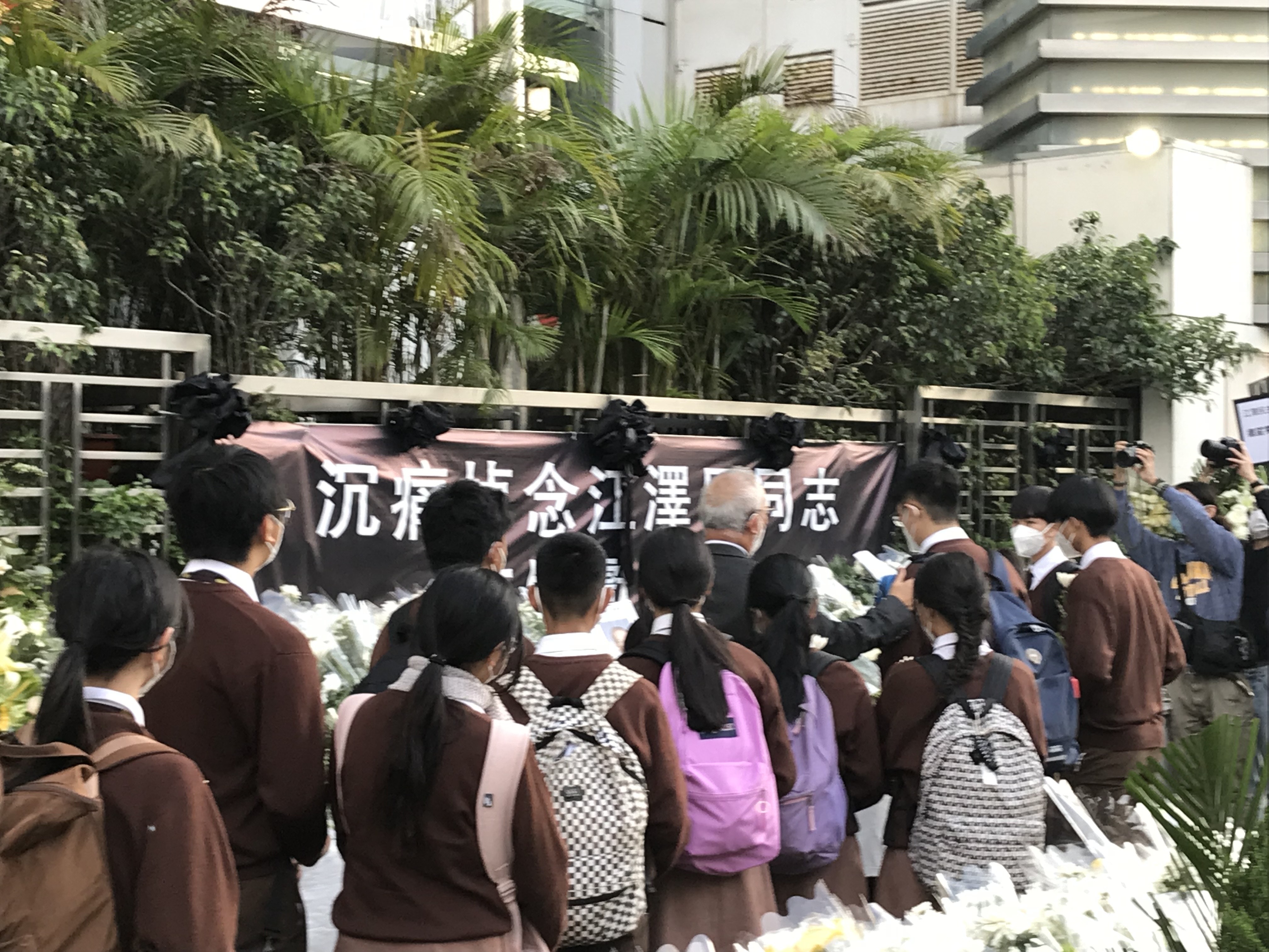 佛教筏可中學校長及師生約20多人，從大澳到西環中聯辦致哀。學生手持鮮花，先到門外致哀。(梁晉穎攝)