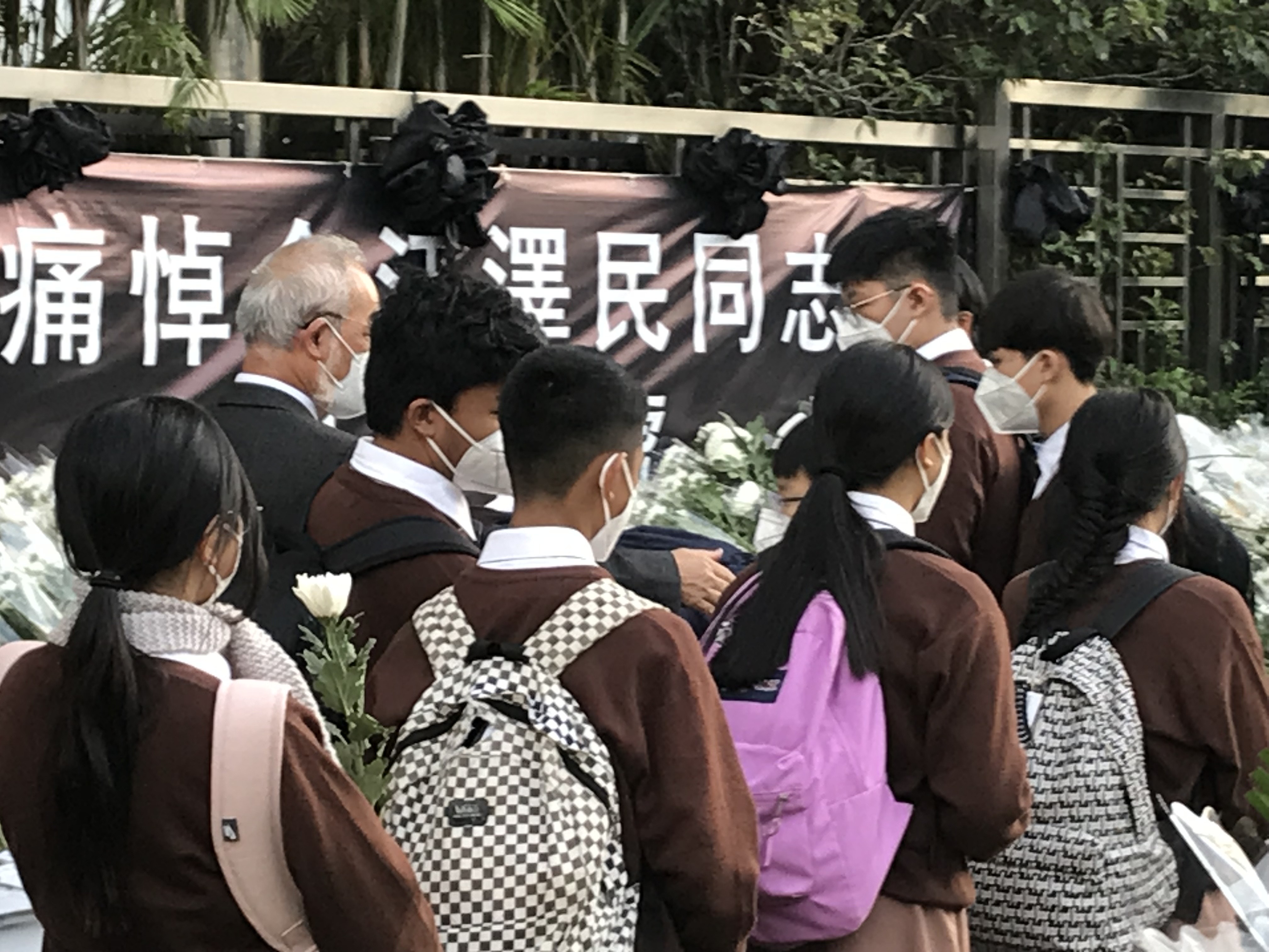 佛教筏可中學校長及師生約20多人，從大澳到西環中聯辦致哀。學生手持鮮花，先到門外致哀。(梁晉穎攝)
