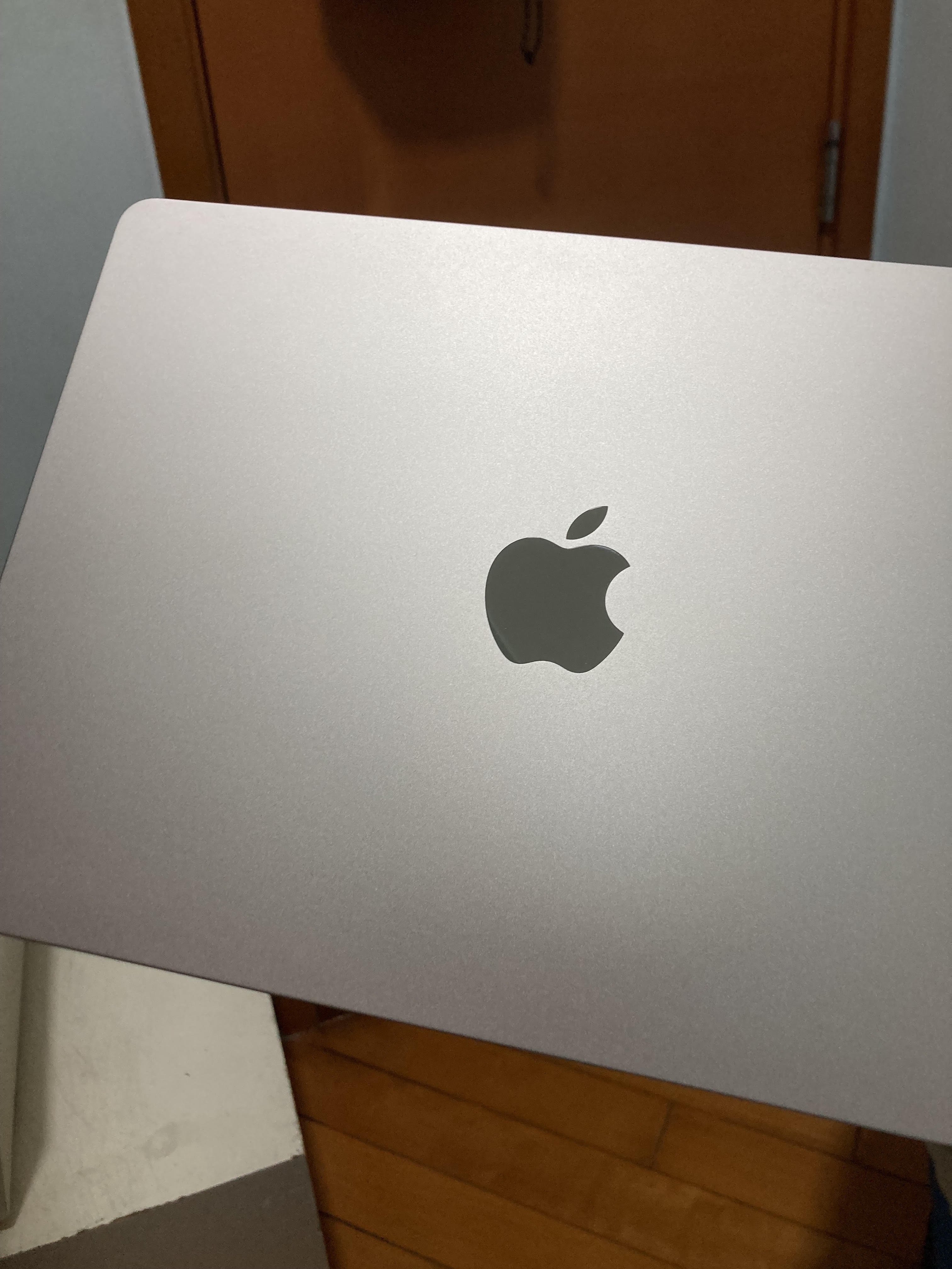 連登仔買M2 Macbook Air疑被店員存心欺騙畀錯色｜網民：懷疑色盲