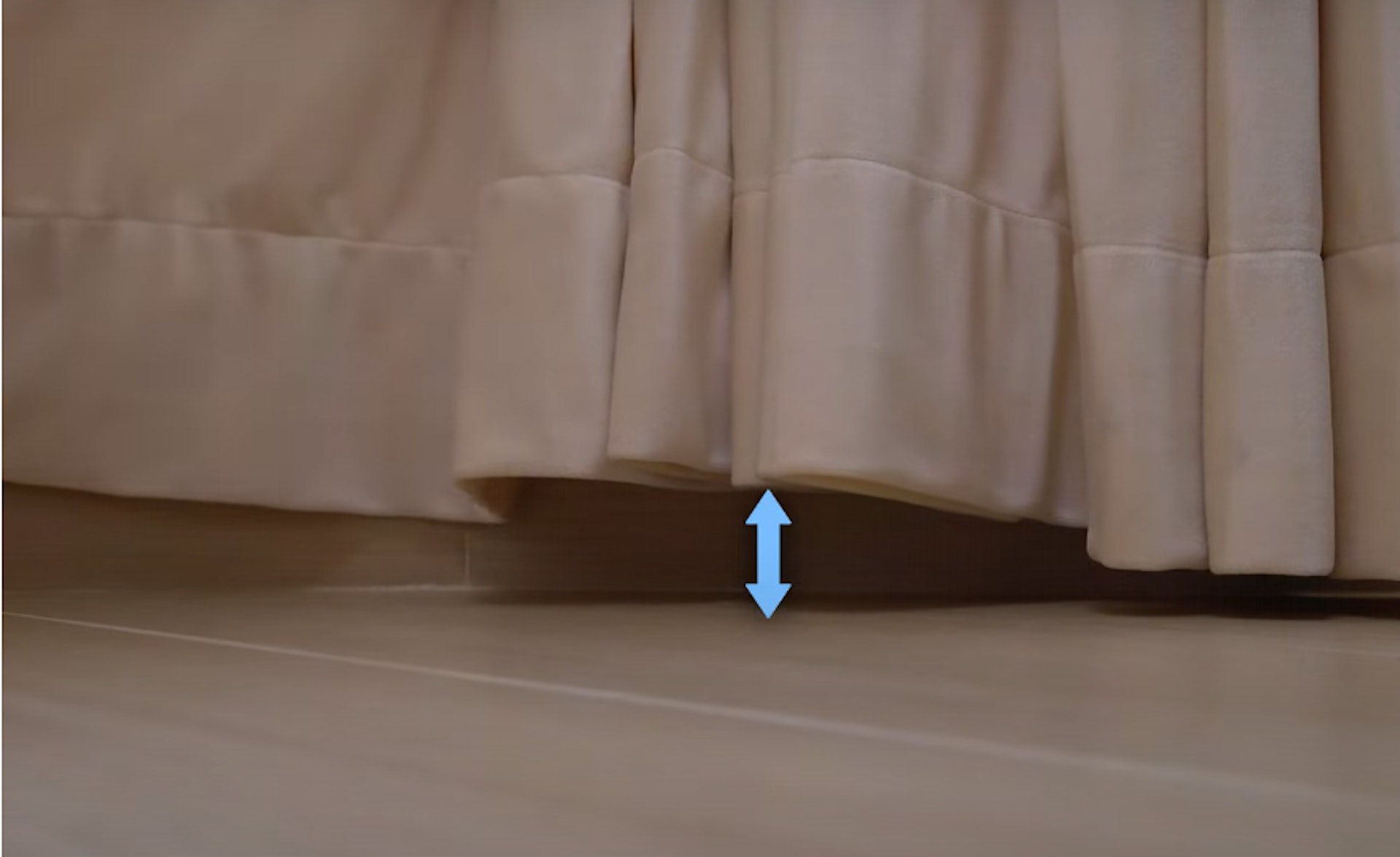 購買落地窗簾布時,最下方最好還是預留大概1吋的空間,以免日後下沉變得貼到地面。(網上圖片) 購買落地窗簾布時,最下方最好還是預留大概1吋的空間,以免日後下沉變得貼到地面。(網上圖片)