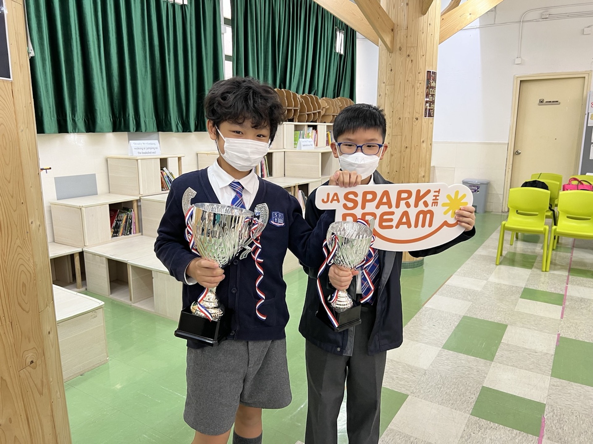 神召會德萃書院(小學部)的小六學生何博修(左)及德萃小學的小六學生倪子傑(右)分別於社創挑戰賽奪得冠、亞軍。(翁曼琛攝) 神召會德萃書院(小學部)的小六學生何博修(左)及德萃小學的小六學生倪子傑(右)分別於社創挑戰賽奪得冠、亞軍。(翁曼琛攝)