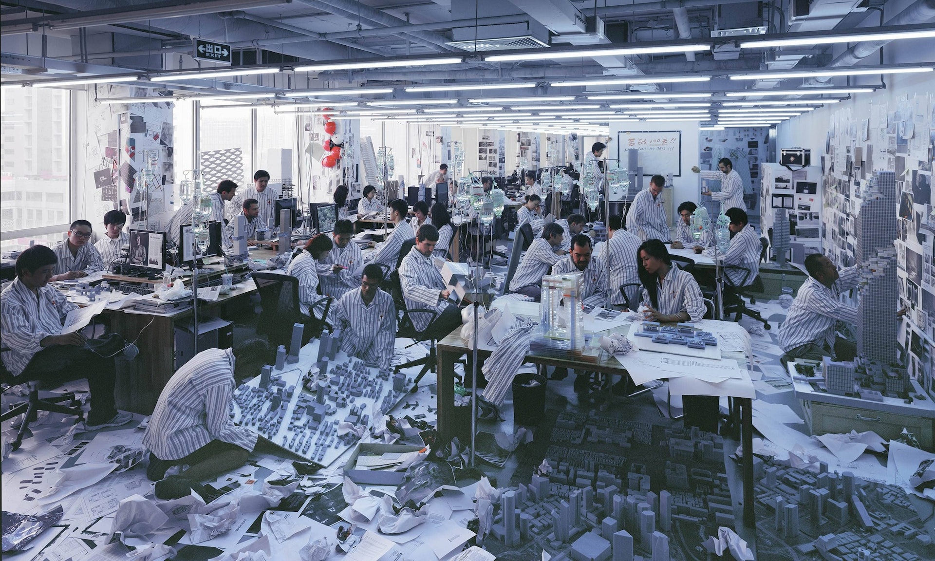 Work, Work, Work, 2012 © Wang Qingsong(《Civilization: The Way We Live Now》,圖片來源:https://moom.cat/l/mRlGej) Work, Work, Work, 2012 © Wang Qingsong(《Civilization: The Way We Live Now》,圖片來源:https://moom.cat/l/mRlGej)