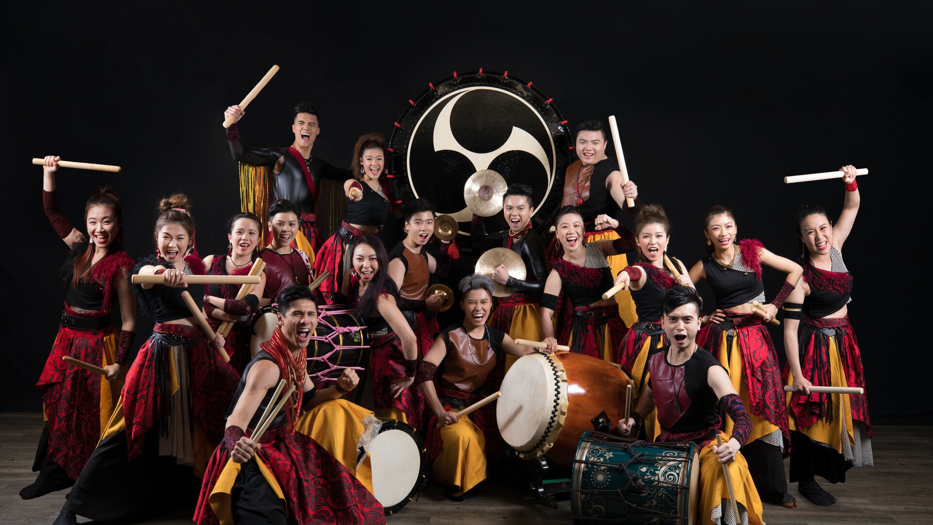 2022年除夕晚上11時45分起,市民透過直播觀看一班年青表演者,包括國際青年鋼琴家牛牛(張勝量)﹑香港花式跳繩會成員,以及本地著名鼓樂團「激鼓」的演出。(旅發局提供) 2022年除夕晚上11時45分起,市民透過直播觀看一班年青表演者,包括國際青年鋼琴家牛牛(張勝量)﹑香港花式跳繩會成員,以及本地著名鼓樂團「激鼓」的演出。(旅發局提供)