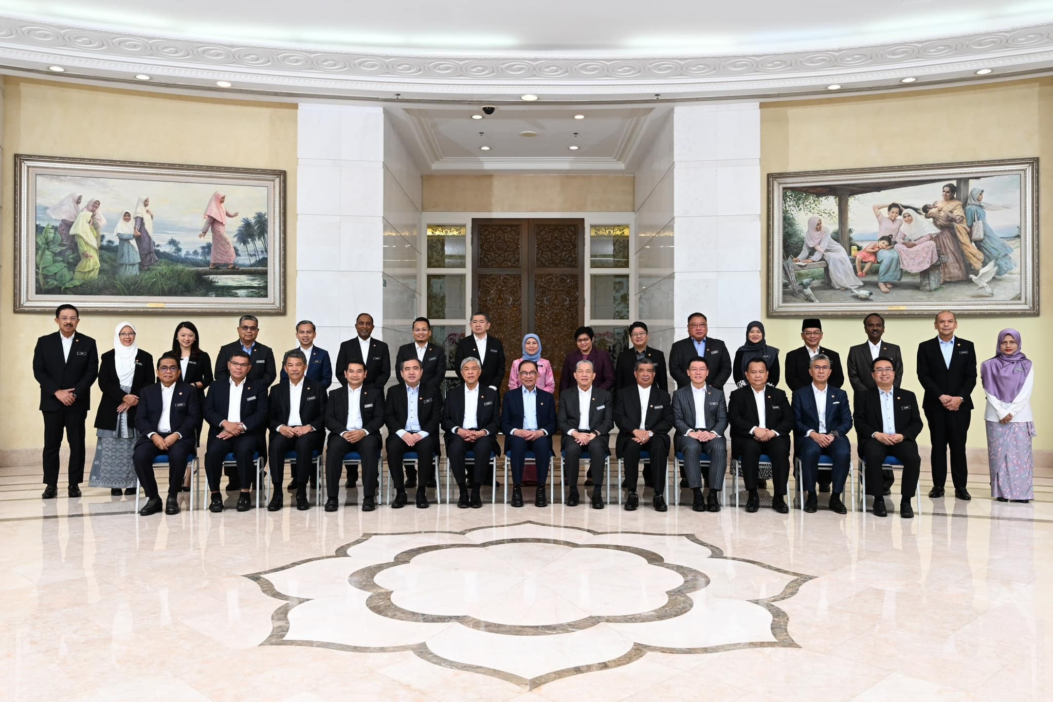 馬來西亞新內閣首次正式會議男部長一律不打領帶 – 香港01