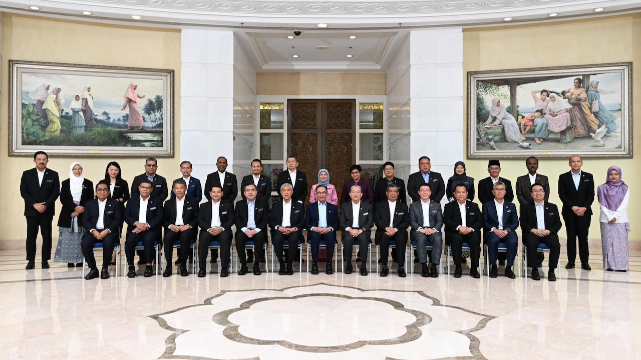 馬來西亞新內閣首次正式會議男部長一律不打領帶 – 香港01