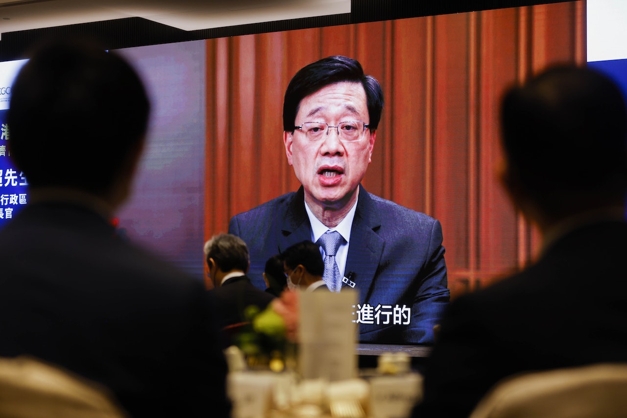 特首李家超12月8日在「《香港01》經濟高峰論壇2022」開幕致辭中,首度回應「簡約公屋」造價偏高批評。(羅國輝攝) 特首李家超12月8日在「《香港01》經濟高峰論壇2022」開幕致辭中,首度回應「簡約公屋」造價偏高批評。(羅國輝攝)
