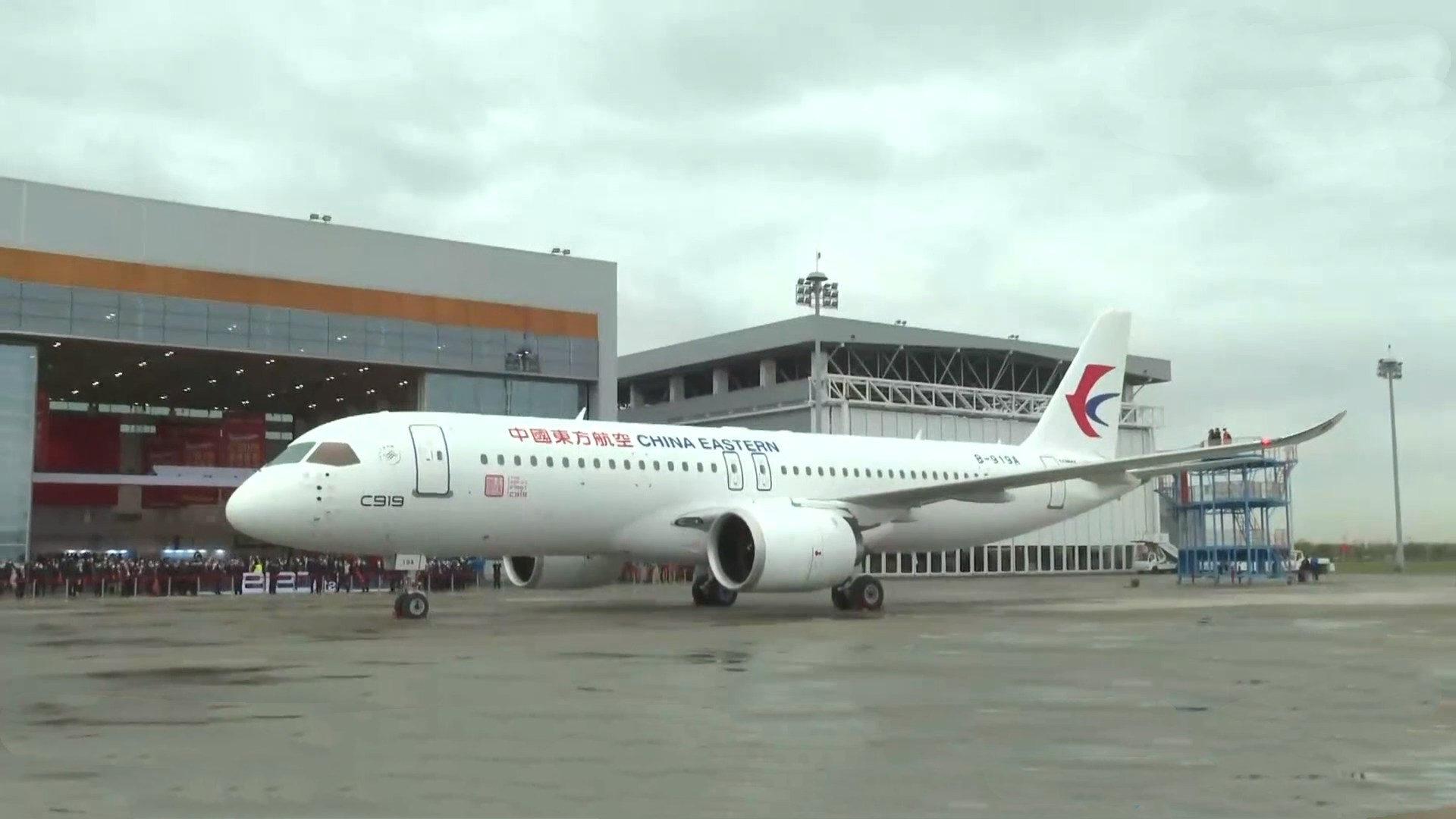 中國商飛公司向中國東方航空交付全球首架C919大型客機。（澎湃新聞）