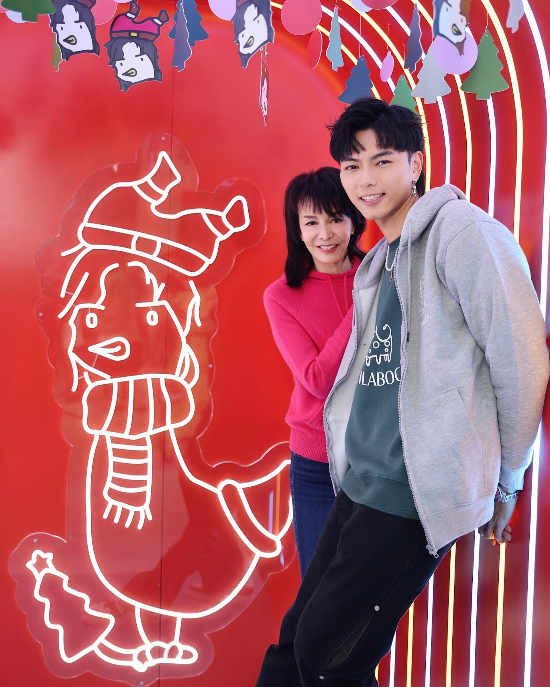 Do姐Error遊雖然仲未拍得成,但Do姐鄭裕玲真係好疼錫MIRROR ERROR,近日抽空親身力撐193郭嘉駿品牌展覽,更大曬合照。(IG:@deniskwok193) Do姐Error遊雖然仲未拍得成,但Do姐鄭裕玲真係好疼錫MIRROR ERROR,近日抽空親身力撐193郭嘉駿品牌展覽,更大曬合照。(IG:@deniskwok193)