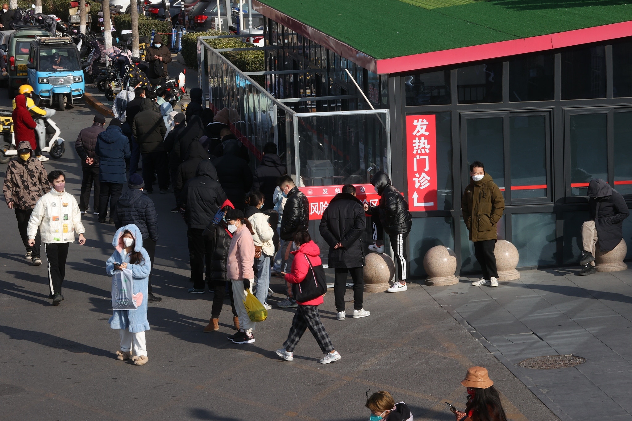 北京放宽防疫政策后，到发热门诊就医的病人增加。 （视觉中国）