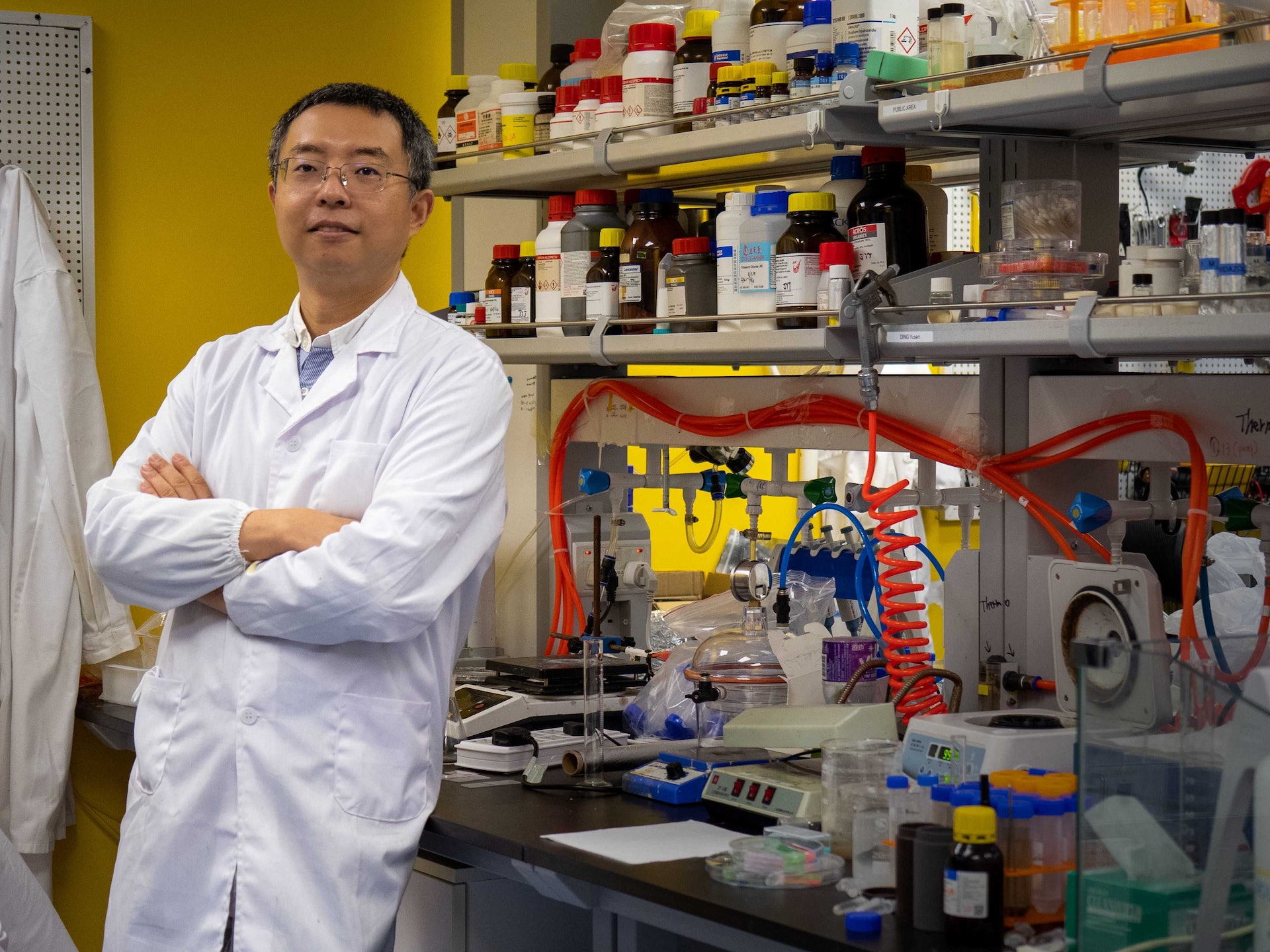 港大理學院化學系副教授唐晉堯現正就著納米機器人於通訊網絡中出現智能行為的原因進行研究,將來主要應用於生物醫學範疇上。(香港大學提供) 港大理學院化學系副教授唐晉堯現正就著納米機器人於通訊網絡中出現智能行為的原因進行研究,將來主要應用於生物醫學範疇上。(香港大學提供)
