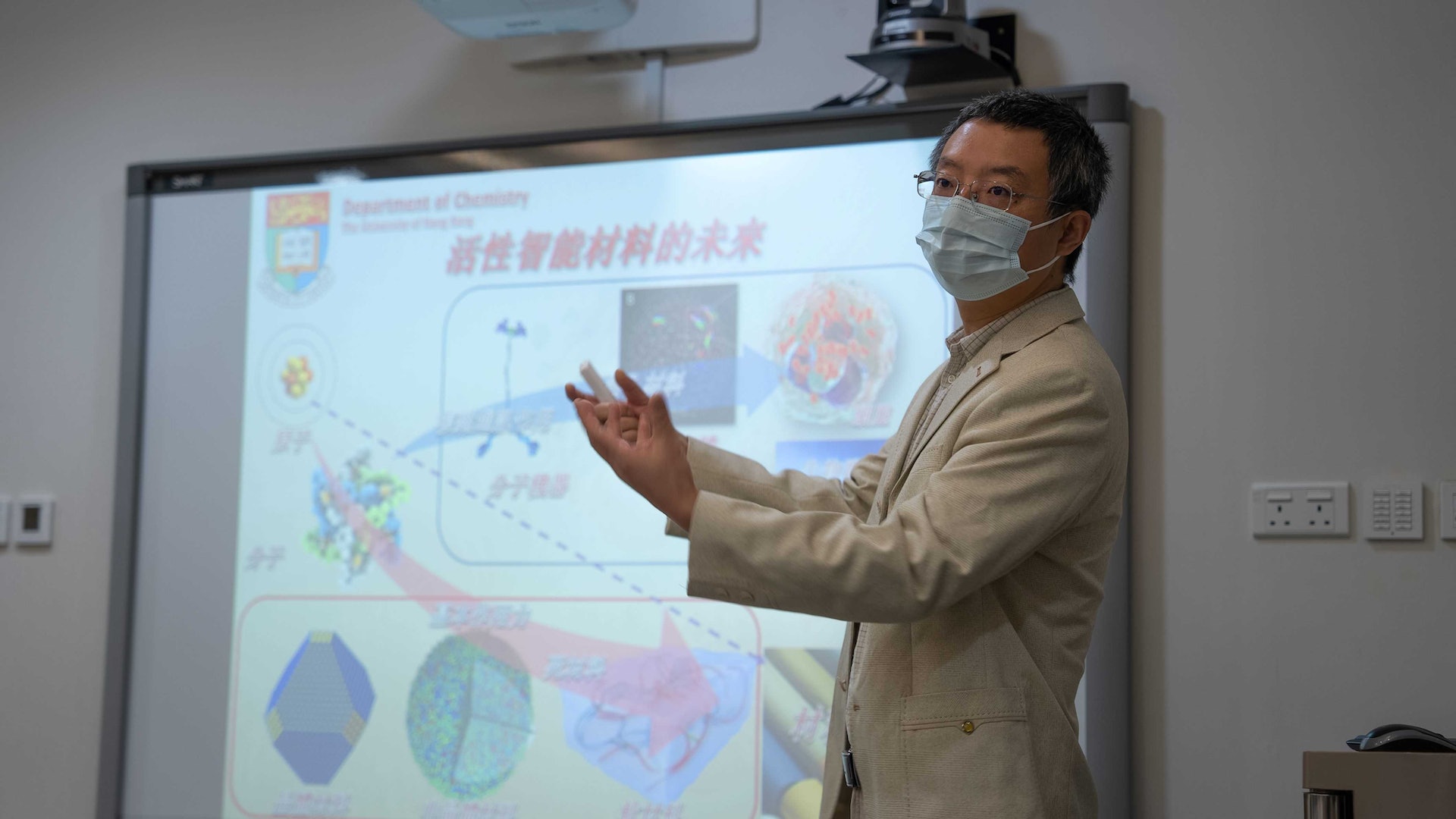 港大理學院化學系副教授唐晉堯現正就著納米機器人於通訊網絡中出現智能行為的原因進行研究,將來主要應用於生物醫學範疇上。(香港大學提供) 港大理學院化學系副教授唐晉堯現正就著納米機器人於通訊網絡中出現智能行為的原因進行研究,將來主要應用於生物醫學範疇上。(香港大學提供)