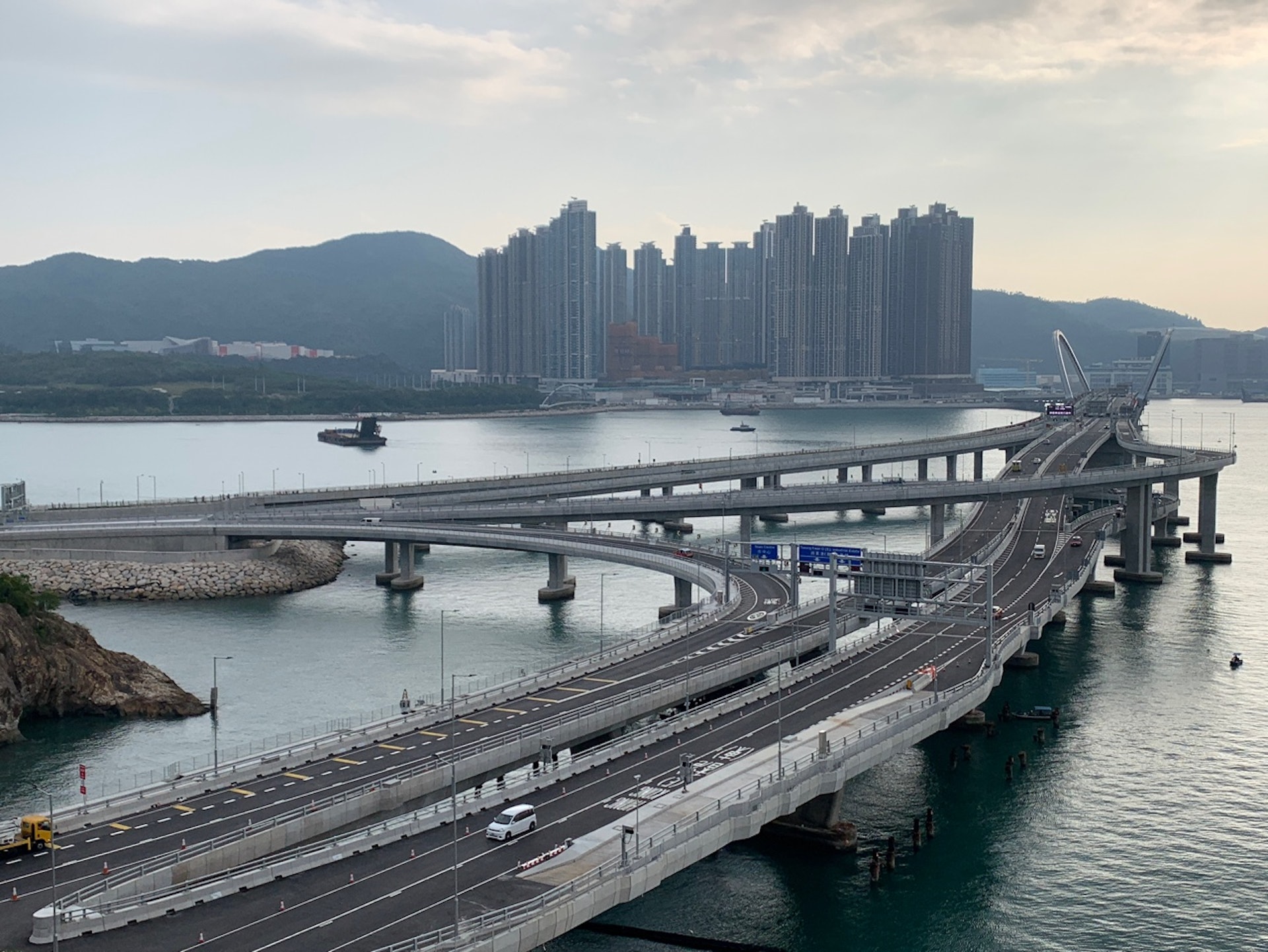 包括將藍隧道和將軍澳跨灣連接路在內的將藍公路,今日(11日)上午8時正式通車。(香港01) 包括將藍隧道和將軍澳跨灣連接路在內的將藍公路,今日(11日)上午8時正式通車。(香港01)