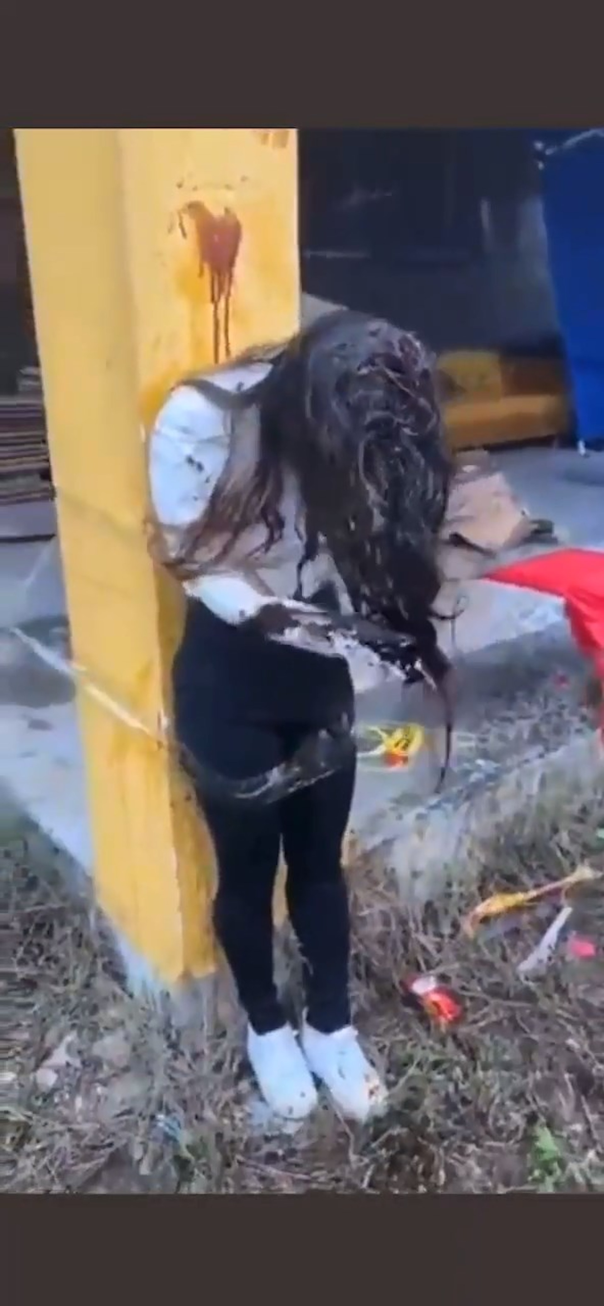 內地淅江一名女直播主玩遊戲輸了,願賭服輸被7名男子帶到野外綑綁在柱子上懲罰羞辱。(影片截圖) 內地淅江一名女直播主玩遊戲輸了,願賭服輸被7名男子帶到野外綑綁在柱子上懲罰羞辱。(影片截圖)