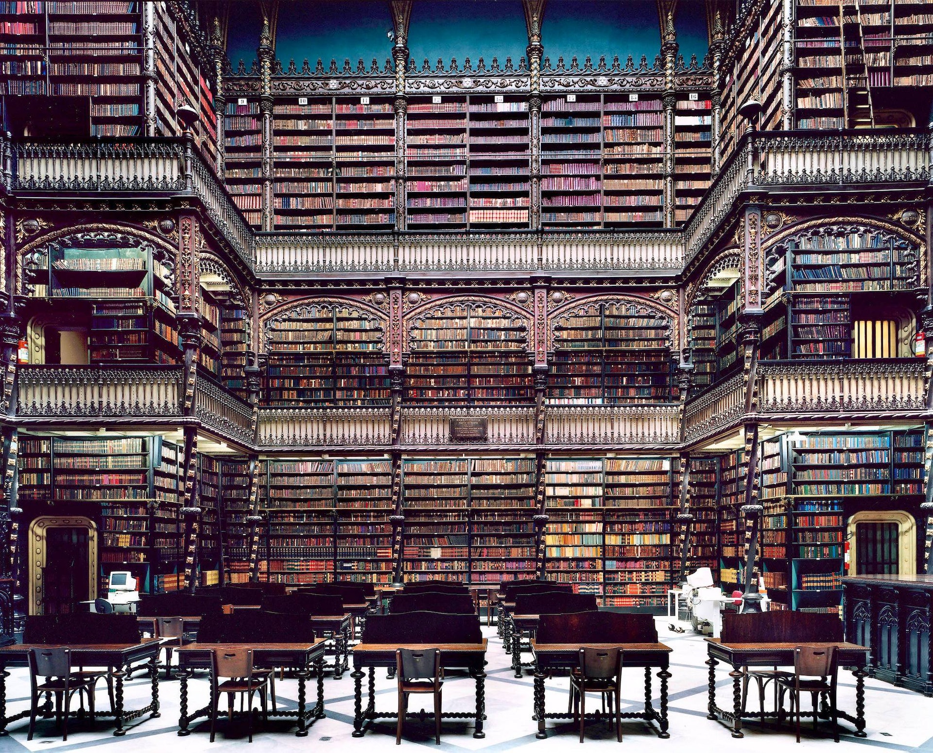 《Candida Höfer: Libraries》(圖片來源: https://moom.cat/l/grXzsG) 《Candida Höfer: Libraries》(圖片來源: https://moom.cat/l/grXzsG)