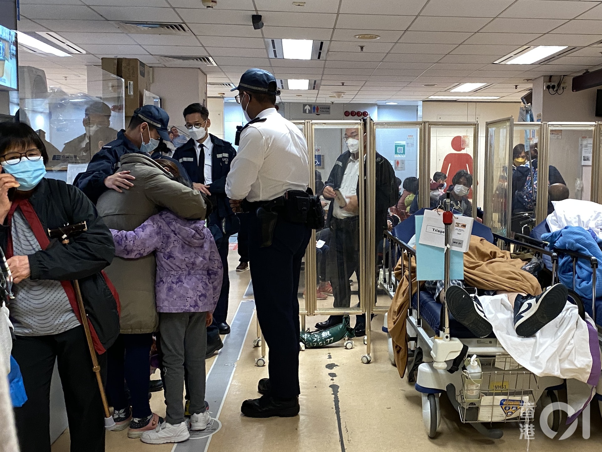 事主家人趕往醫院了解情況,神情憂傷,低頭痛哭需要警員安慰。(翁鈺輝攝)