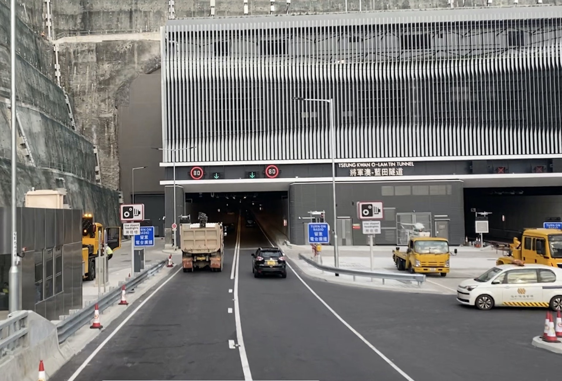 當進入將藍隧道實測csl的5G網速竟可高達600Mbps,就算在隧道內平均都有300Mbps以上。(資料圖片) 當進入將藍隧道實測csl的5G網速竟可高達600Mbps,就算在隧道內平均都有300Mbps以上。(資料圖片)