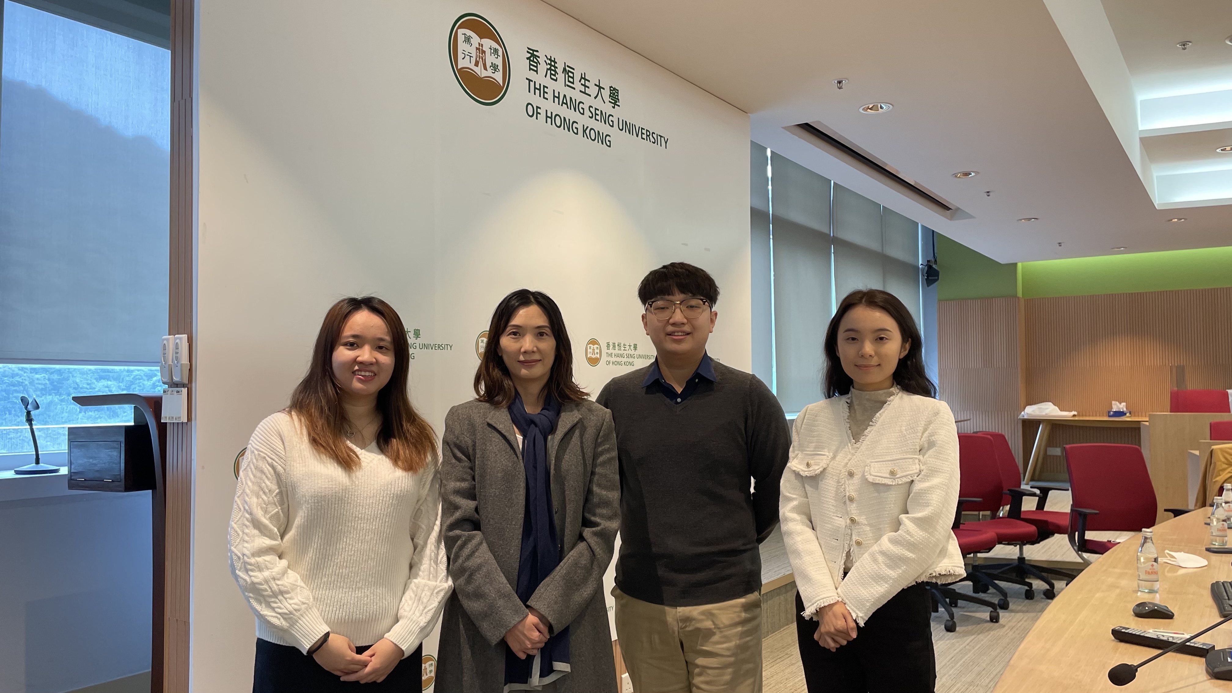 恒大榮譽學院院長符可瑩（左二）表示，學院自2020年創辦至今共收取53名學生，其中包括張芯鳳（左一）、鄧嘉豪（右二）、吳思穎（右一）。（劉夢婷攝）