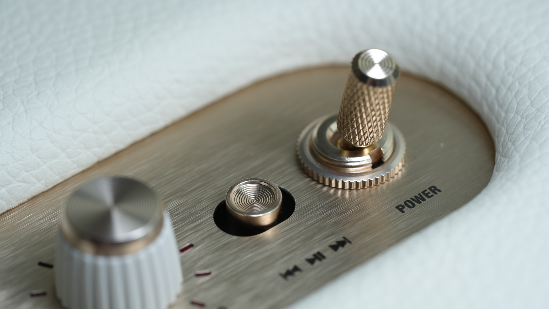 機頂panel的analog風電源掣很retro。(鍾世傑 攝) 機頂panel的analog風電源掣很retro。(鍾世傑 攝)