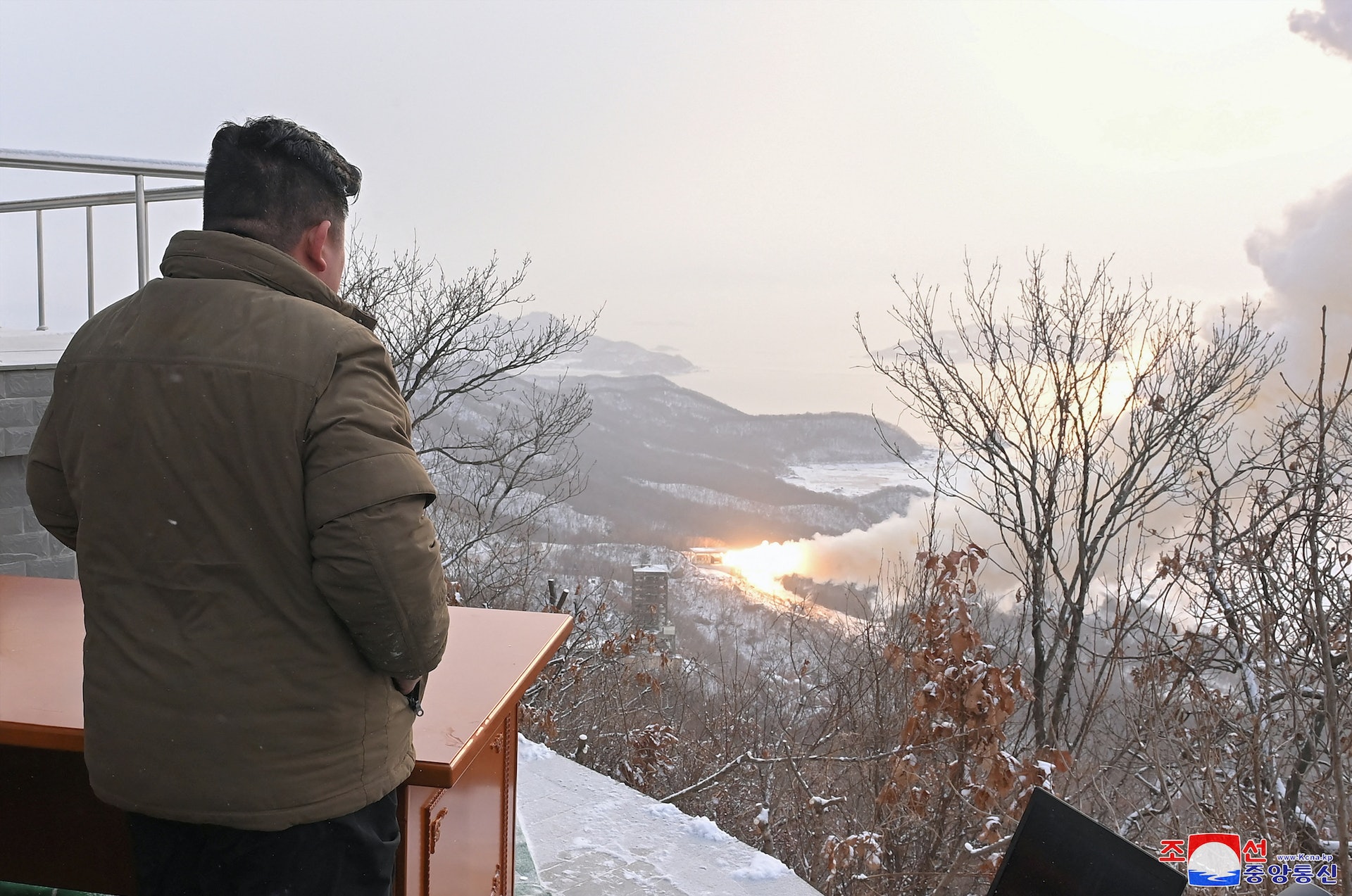 圖為12月15日,朝鮮西海衛星發射場,金正恩現場觀看固態火箭發動機試驗。(Reuters) 圖為12月15日,朝鮮西海衛星發射場,金正恩現場觀看固態火箭發動機試驗。(Reuters)