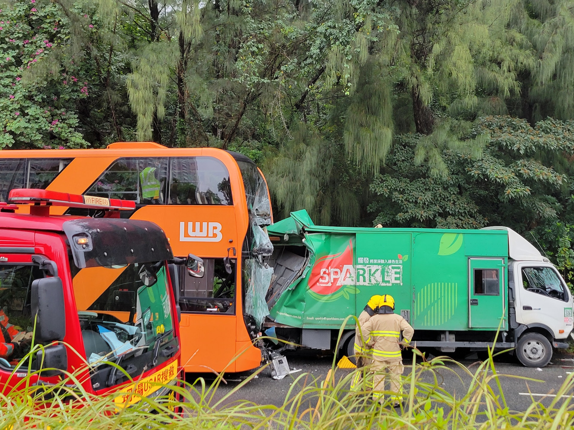 龍運巴士撞貨車車尾,兩車毀不堪。(蔡正邦攝) 龍運巴士撞貨車車尾,兩車毀不堪。(蔡正邦攝)