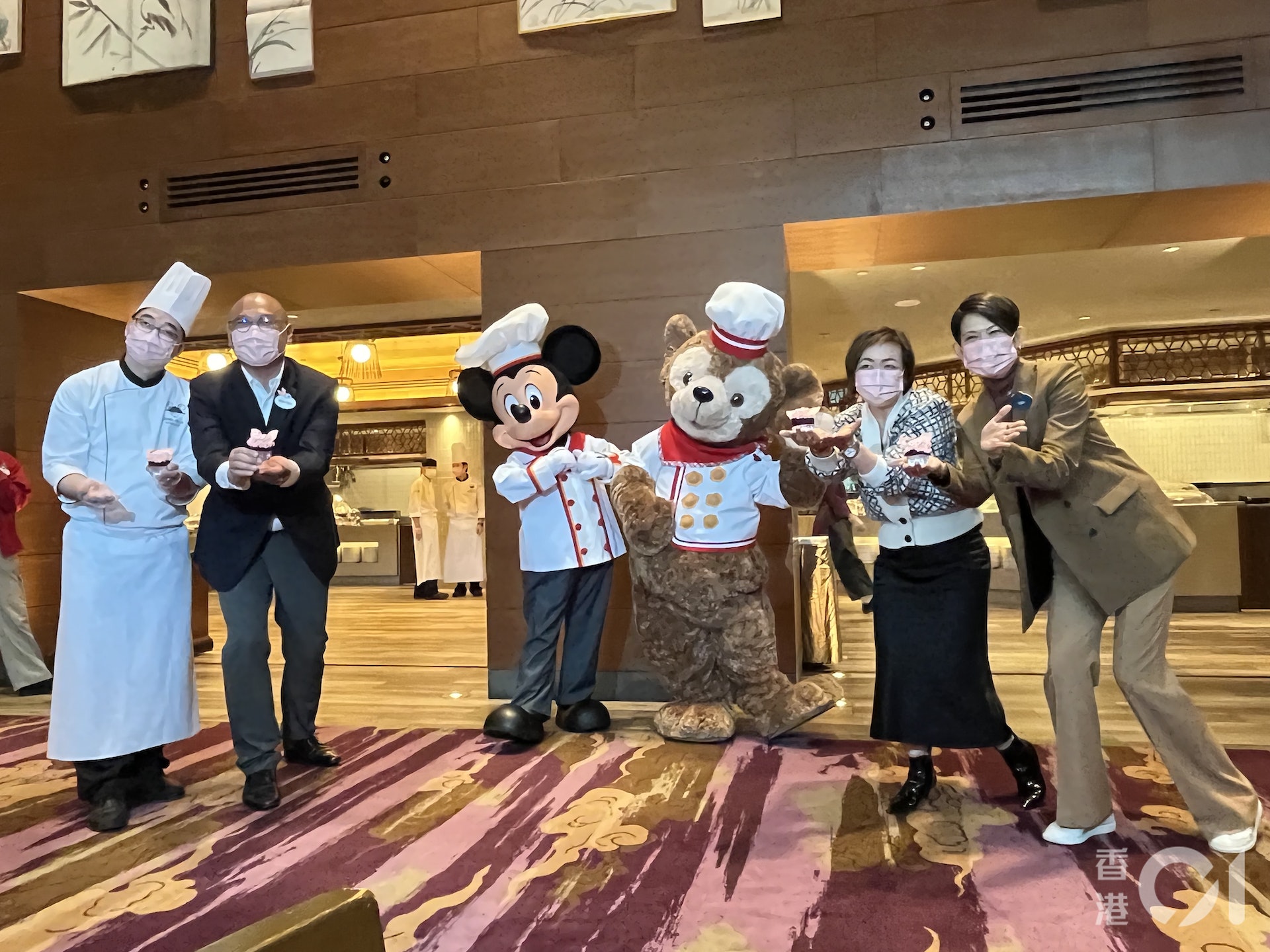 香港迪士尼樂園度假區12月16日公布新食品款式,形容正磨拳擦掌等待旅客重來香港。(歐陽德浩攝) 香港迪士尼樂園度假區12月16日公布新食品款式,形容正磨拳擦掌等待旅客重來香港。(歐陽德浩攝)