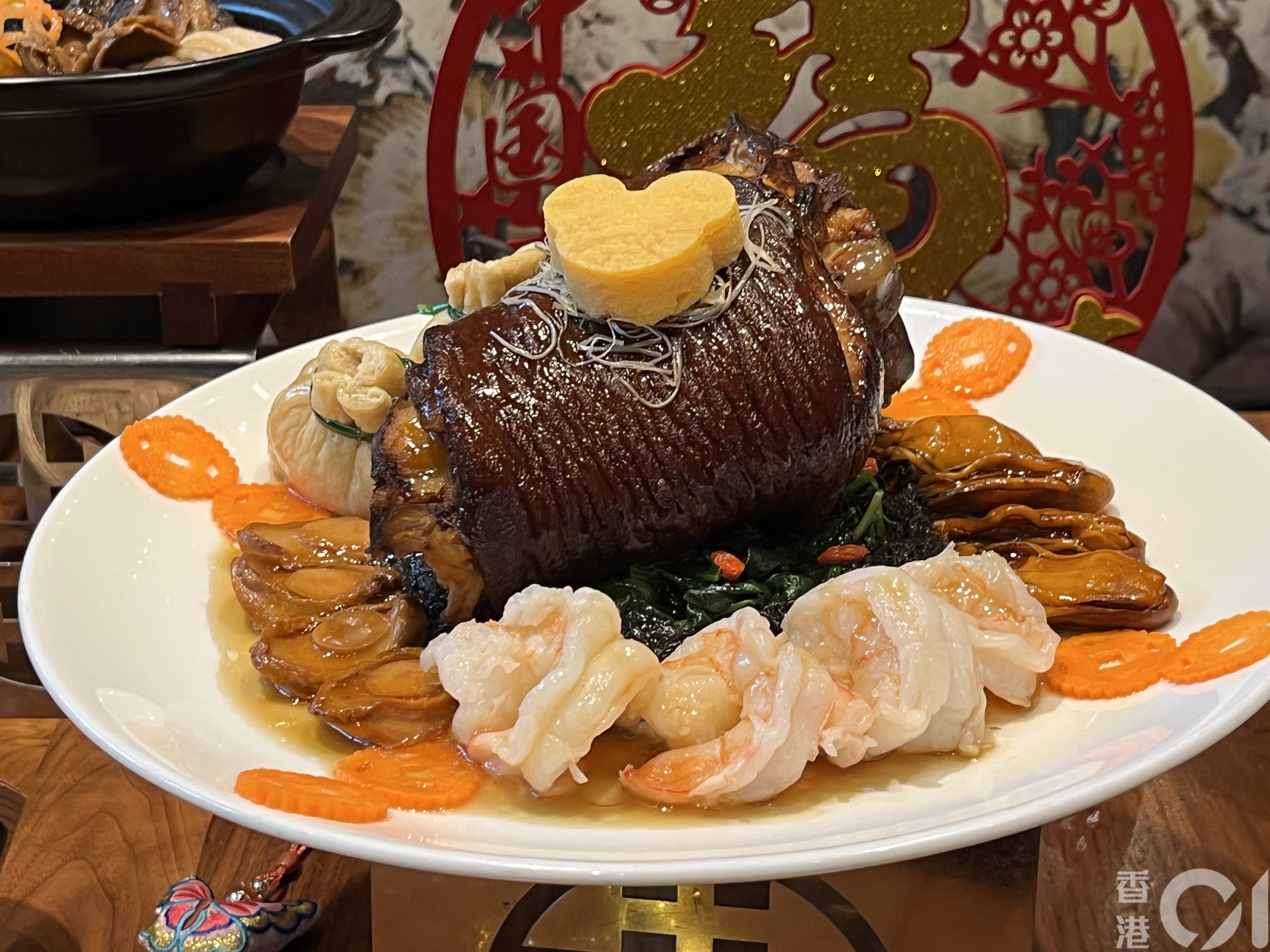 香港迪士尼乐园12月16日介绍晶荷轩将推出农历新年期间限定料理，包括开运猪手、鲍鱼、金蚝、米奇红豆包等传统菜肴。（欧阳德浩摄）