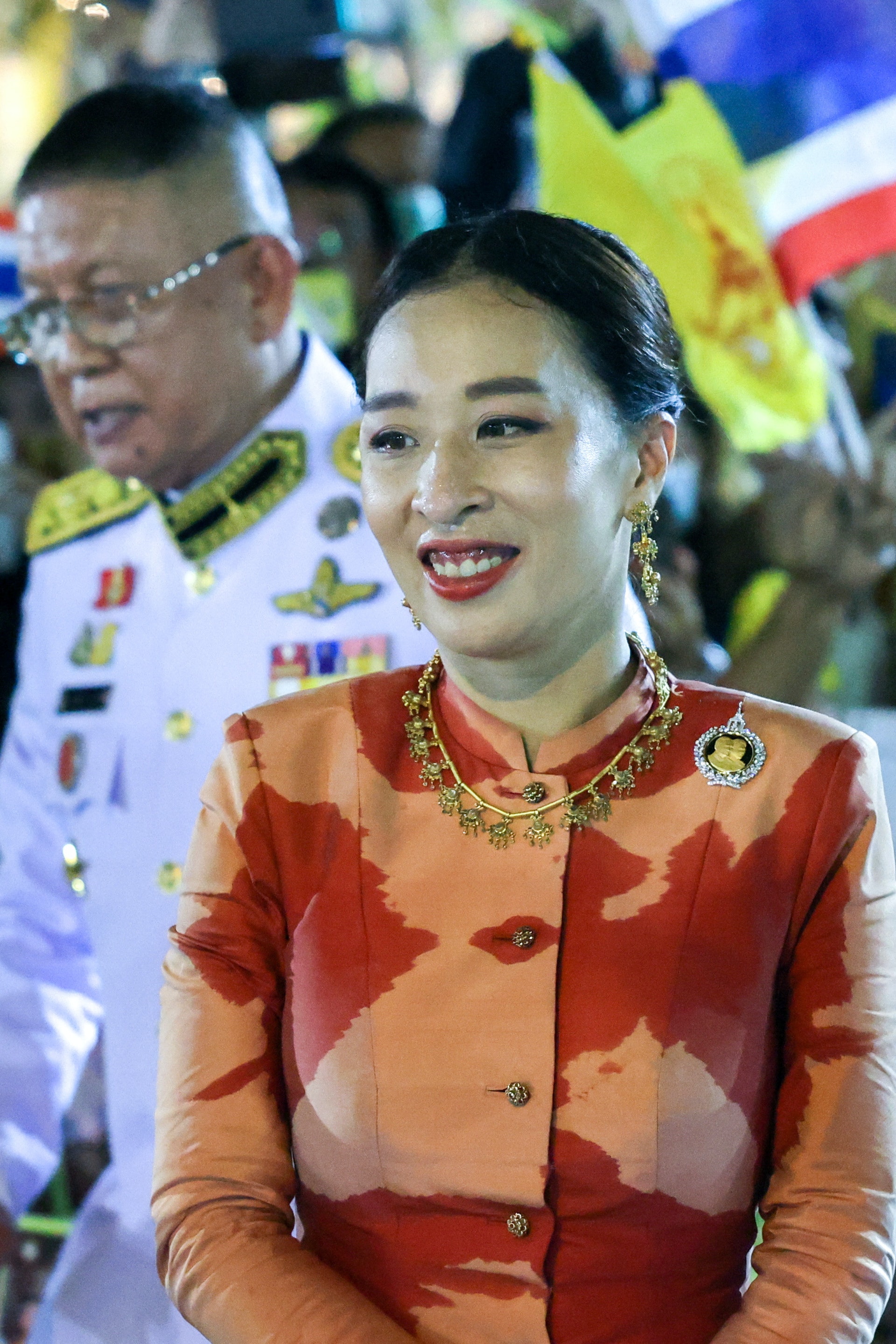 泰國長公主帕差拉吉帝雅帕公主(Princess Bajrakitiyabha)2022年12月14日在呵叻府訓練狗隻時失去意識被緊急送院。泰國王室宮務處2023年1月8日稱,她因心臟感染黴漿菌而失去意識,醫生正在用藥治療並監察她的情況。圖為她2020年11月1日在大皇宮與支持者近距離接觸。(Reuters) 泰國長公主帕差拉吉帝雅帕公主(Princess Bajrakitiyabha)2022年12月14日在呵叻府訓練狗隻時失去意識被緊急送院。泰國王室宮務處2023年1月8日稱,她因心臟感染黴漿菌而失去意識,醫生正在用藥治療並監察她的情況。圖為她2020年11月1日在大皇宮與支持者近距離接觸。(Reuters)