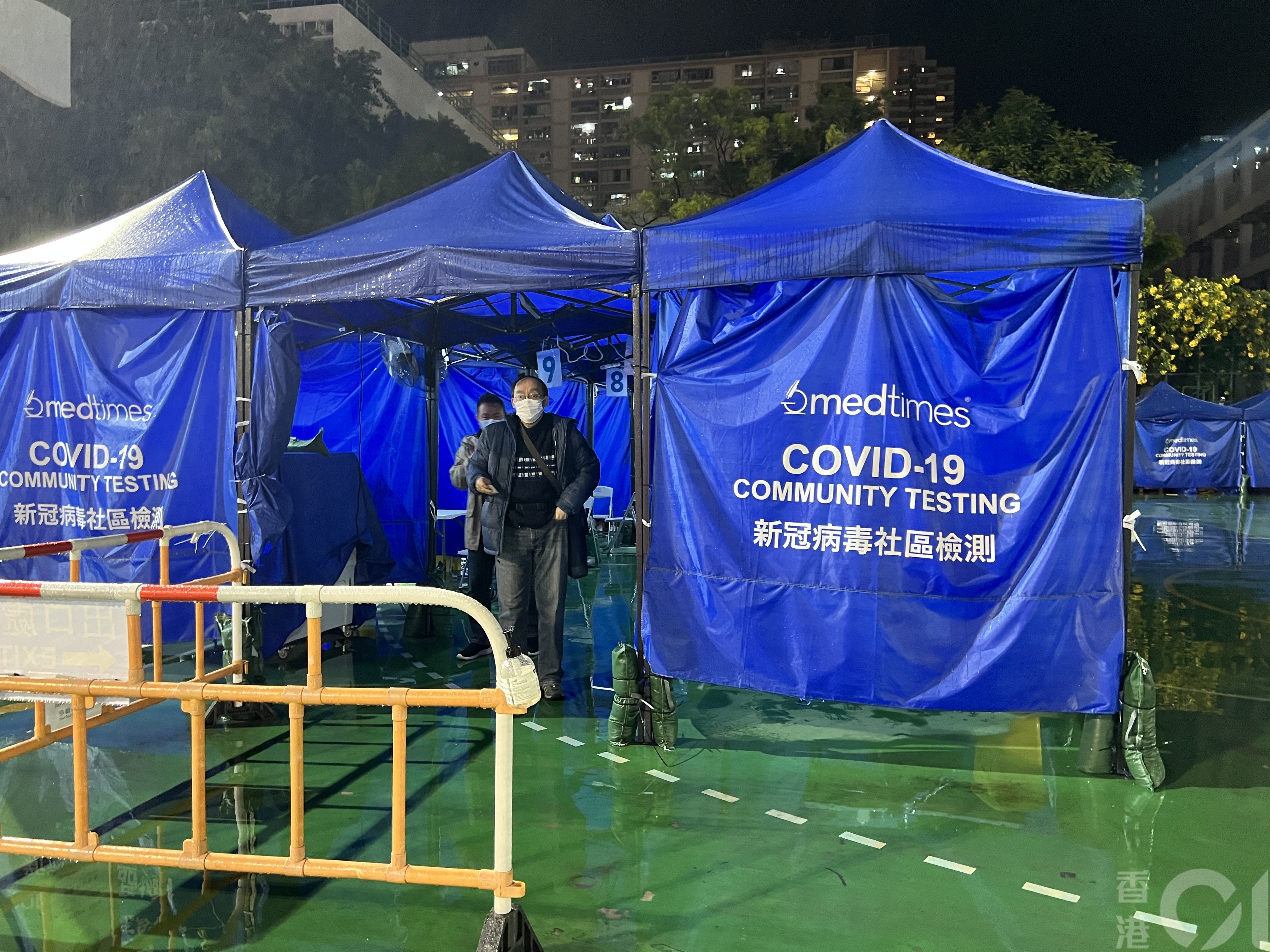 針對流傳社區檢測中心不接受免費「願檢盡檢」類別,記者12月16日晚到荃灣沙咀道遊樂場檢測中心,以願檢盡檢人士身份要求檢測被拒絕,指只有指定類別人士可免費檢測。(何瑞芬攝) 針對流傳社區檢測中心不接受免費「願檢盡檢」類別,記者12月16日晚到荃灣沙咀道遊樂場檢測中心,以願檢盡檢人士身份要求檢測被拒絕,指只有指定類別人士可免費檢測。(何瑞芬攝)