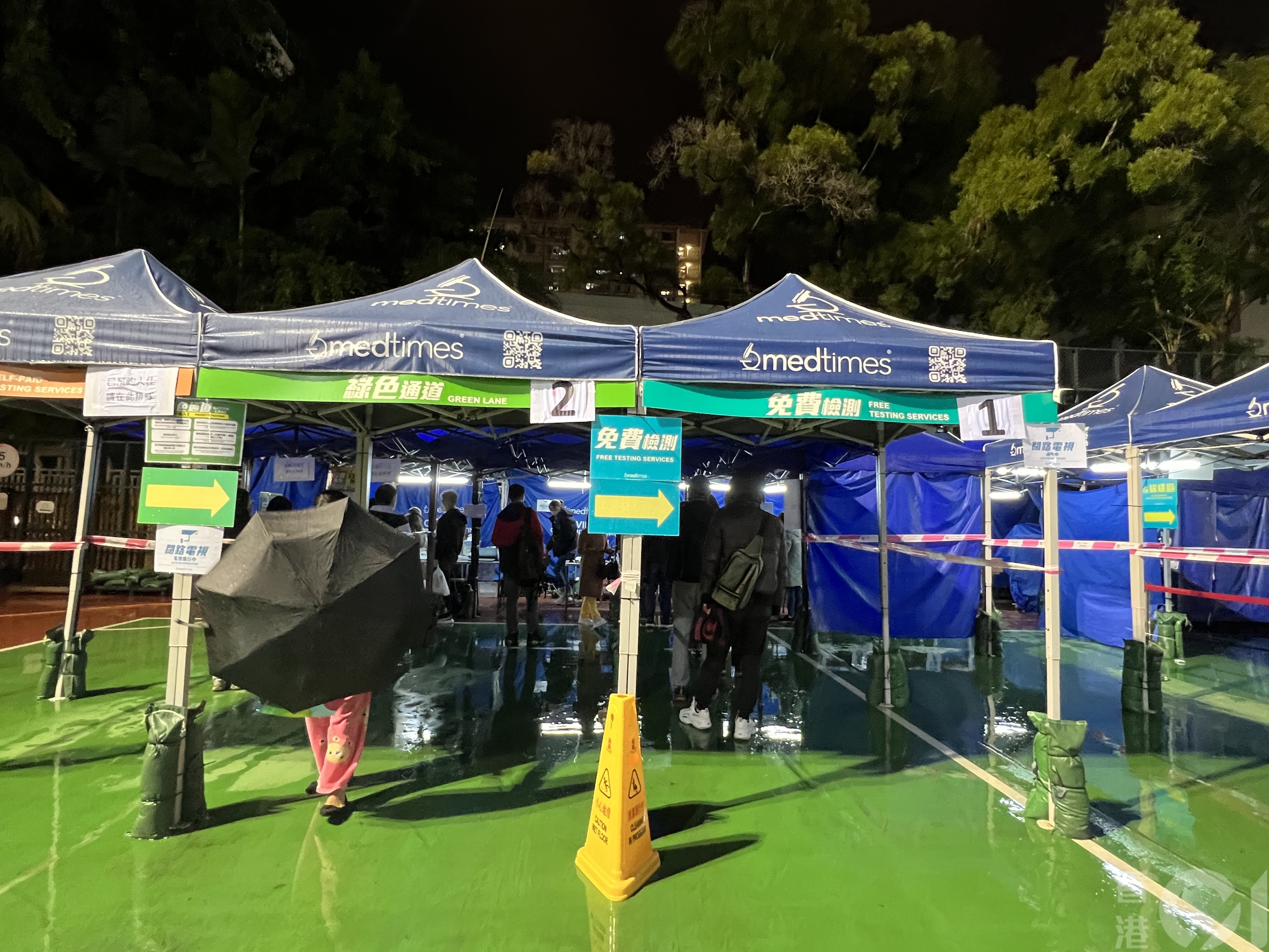 針對流傳社區檢測中心不接受免費「願檢盡檢」類別，記者12月16日晚到荃灣沙咀道遊樂場檢測中心，以願檢盡檢人士身份要求檢測被拒絕，指只有指定類別人士可免費檢測。（何瑞芬攝）