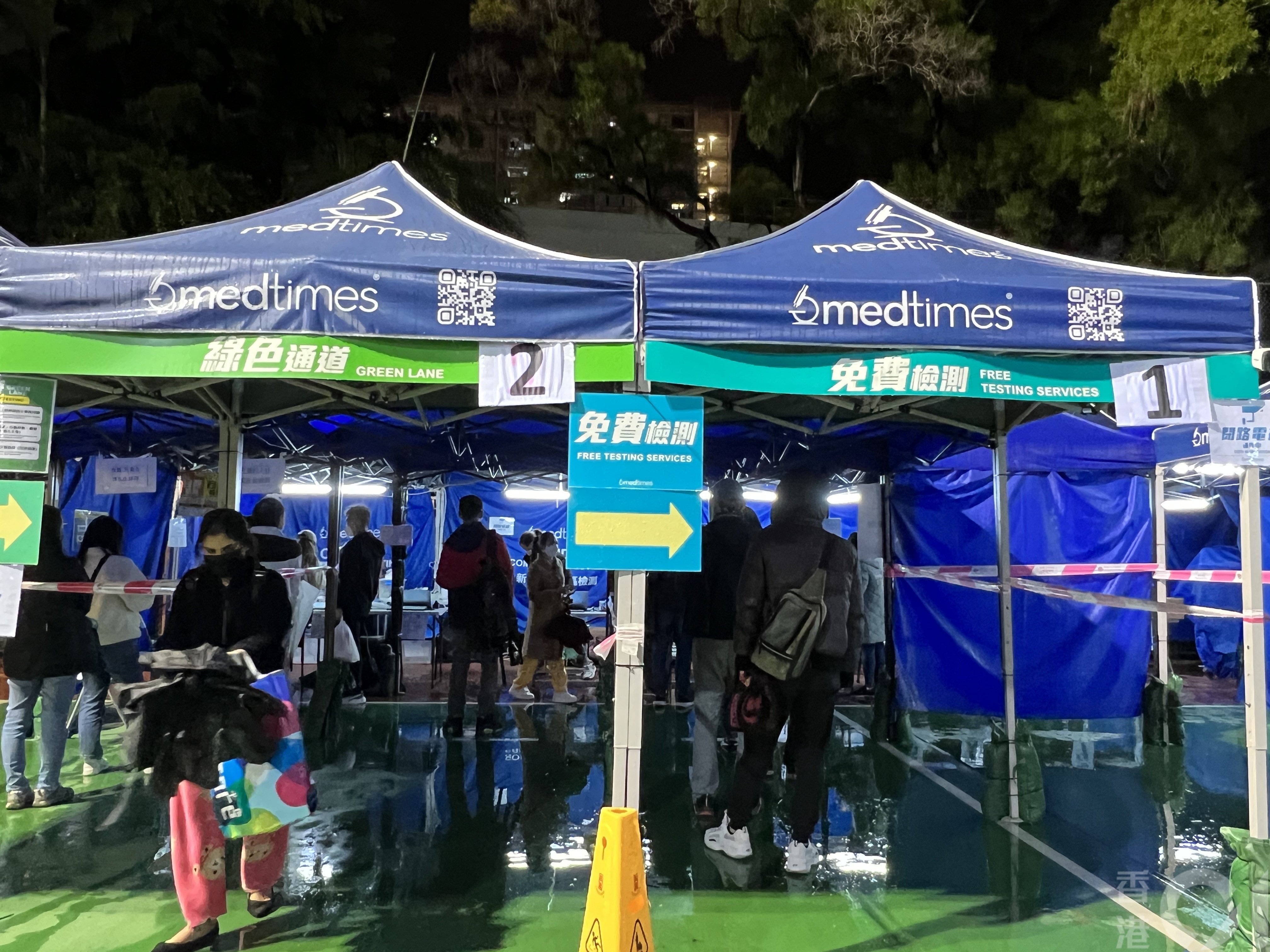 針對流傳社區檢測中心不接受免費「願檢盡檢」類別，記者12月16日晚到荃灣沙咀道遊樂場檢測中心，以願檢盡檢人士身份要求檢測被拒絕，指只有指定類別人士可免費檢測。（何瑞芬攝）