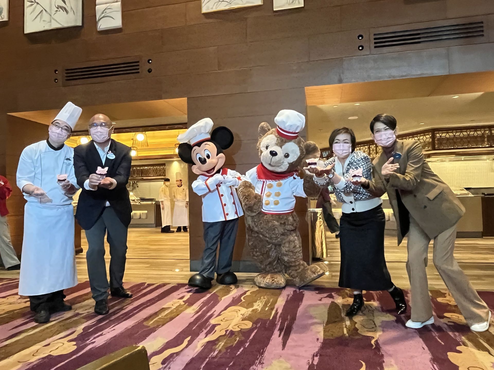 香港迪士尼乐园度假区12月16日公布新食品款式，形容正磨拳擦掌等待旅客重来香港。（欧阳德浩摄）