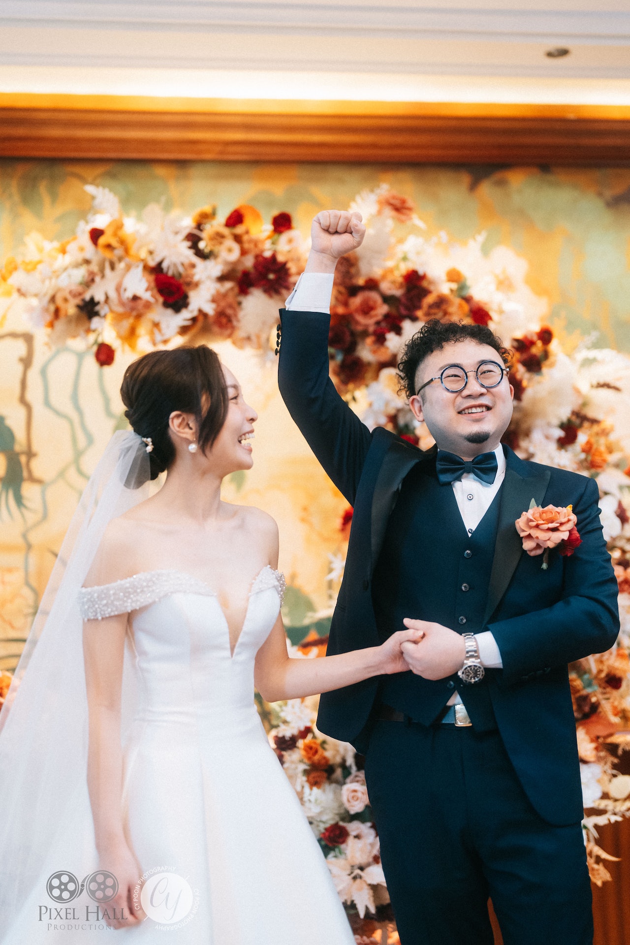兩位新人在現場感動不已,麥東更高舉勝利手勢。(大會相片) 兩位新人在現場感動不已,麥東更高舉勝利手勢。(大會相片)