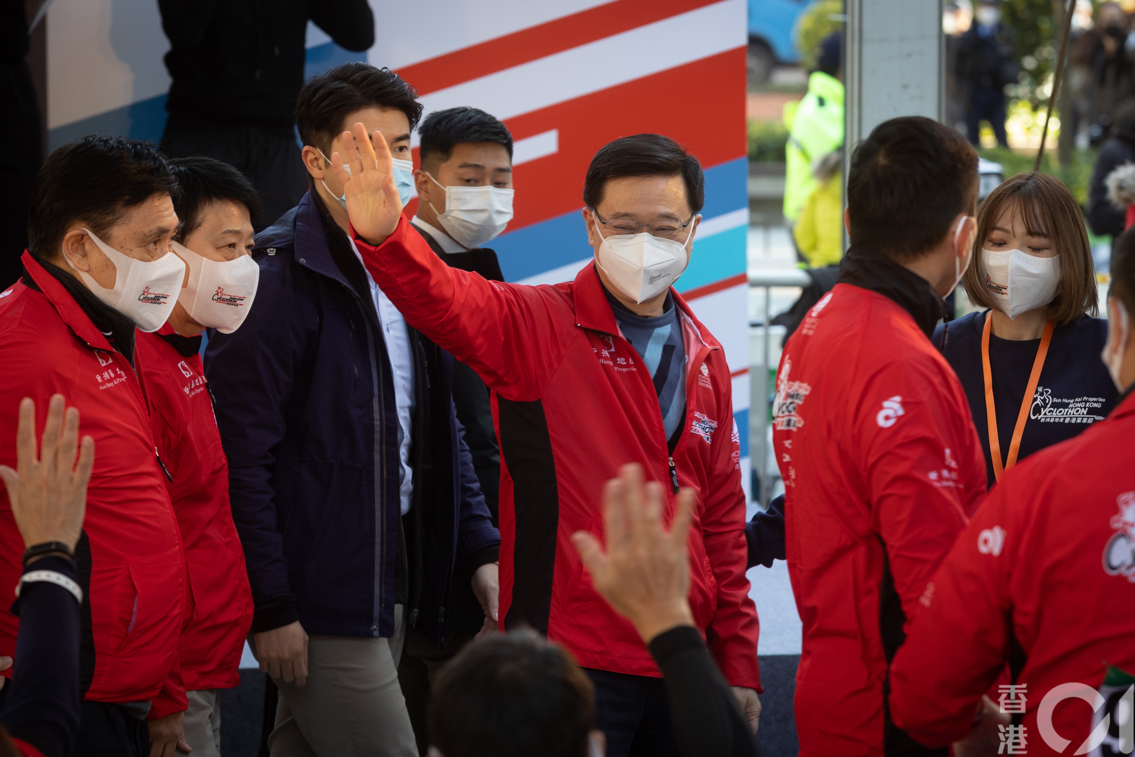 闊別四年的單車節12月18日舉行，行政長官李家超在致辭時表示，單車節是本年度最高體育盛事之一，雖然天冷嚴寒，但車手的鬥志令他感到「血脈沸騰」。（廖雁雄攝）
