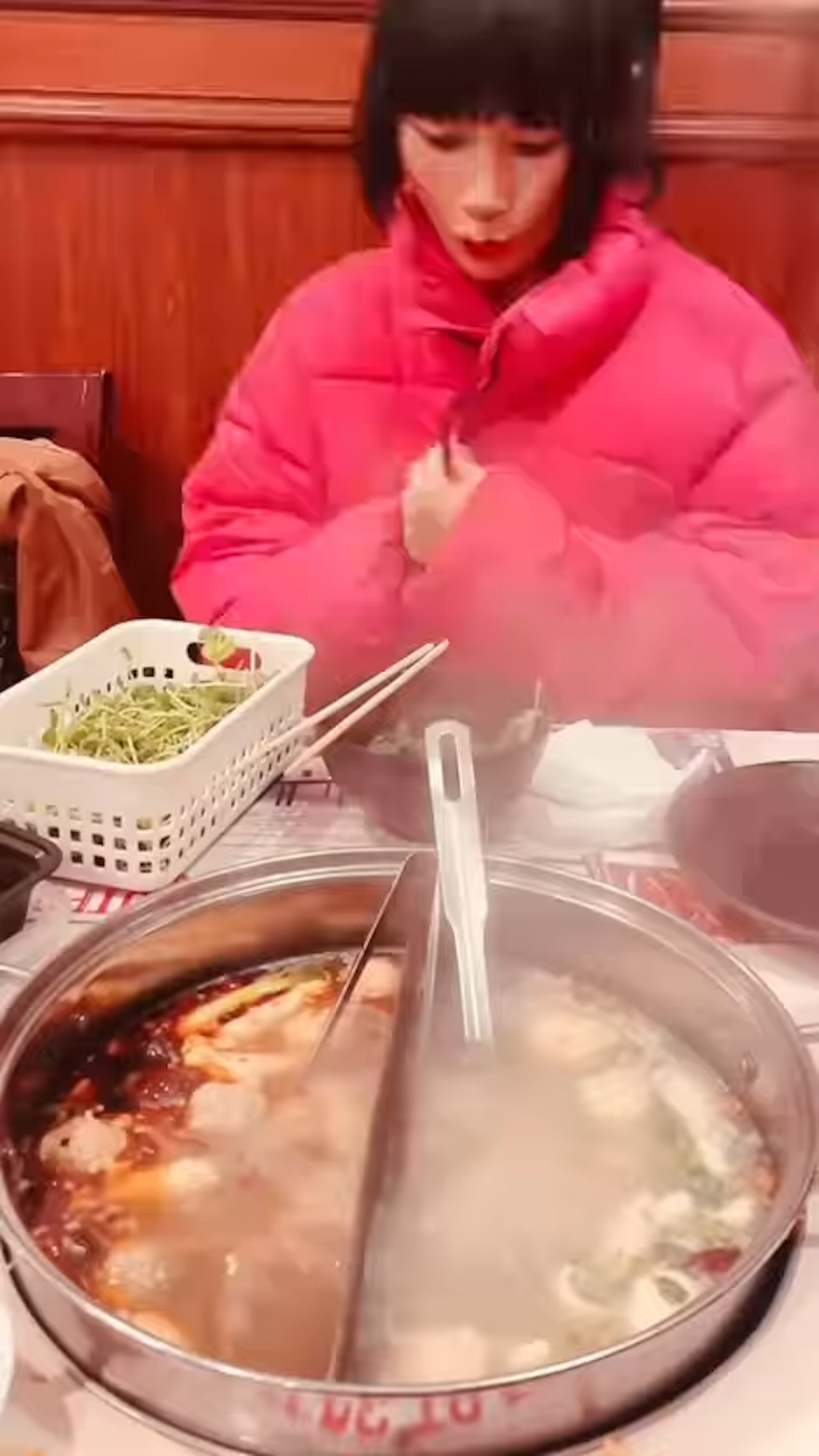 白靈打邊爐本來著得好密實,但下一秒就…(影片截圖) 白靈打邊爐本來著得好密實,但下一秒就…(影片截圖)