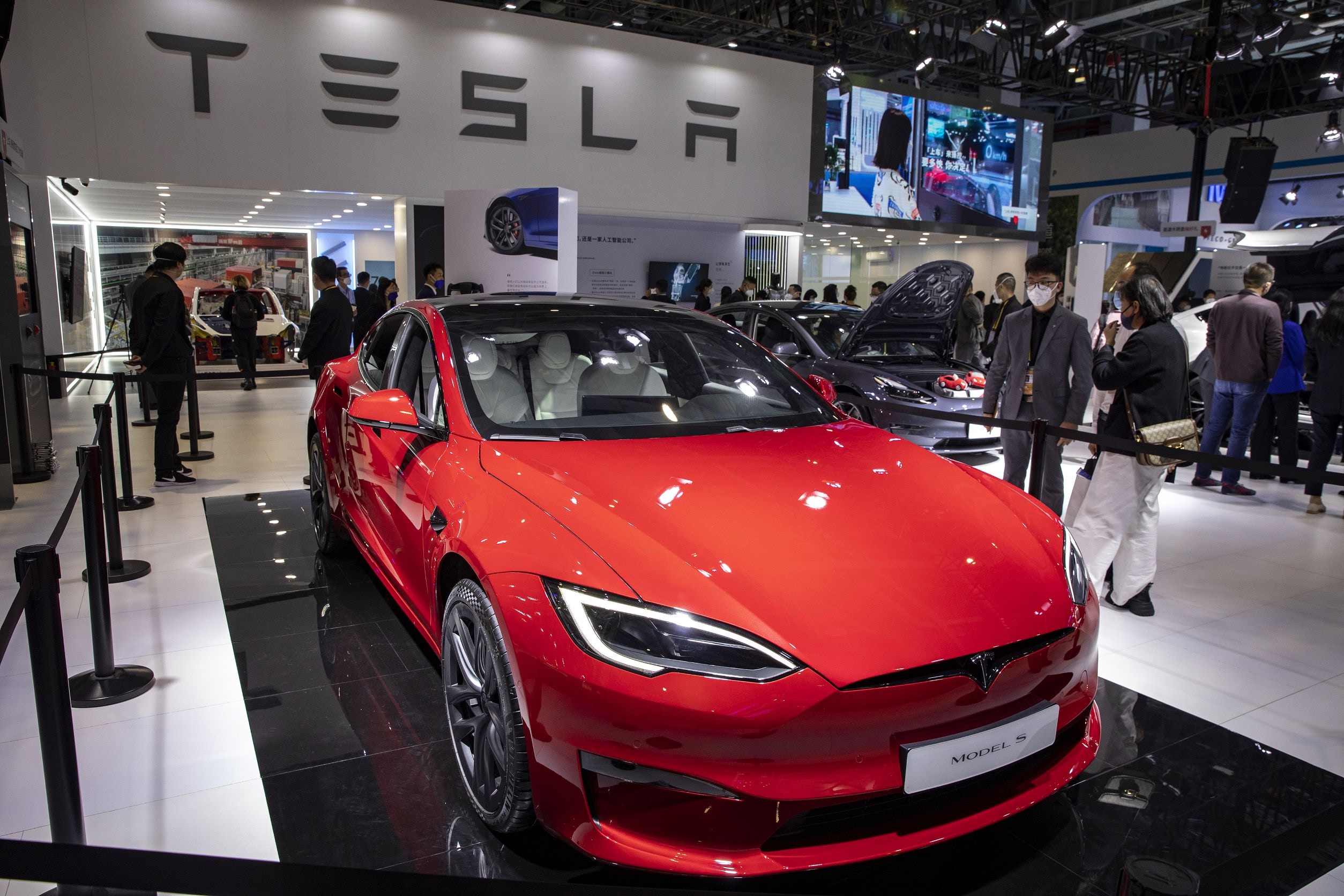 上海進博會Tesla展廳展示Model S與Model X車型。（視覺中國）
