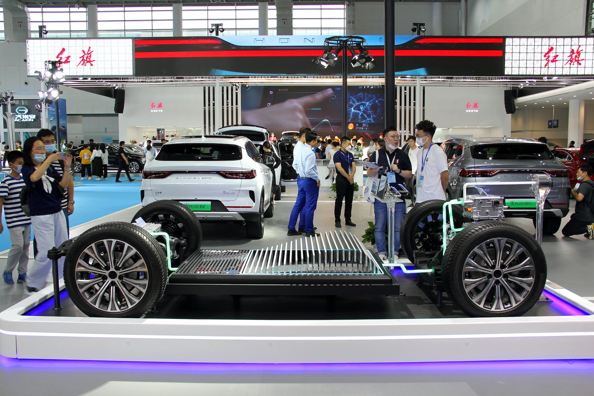 2022年南京第三十四屆世界電動車大會上,比亞迪展示刀片電池。(視覺中國) 2022年南京第三十四屆世界電動車大會上,比亞迪展示刀片電池。(視覺中國)