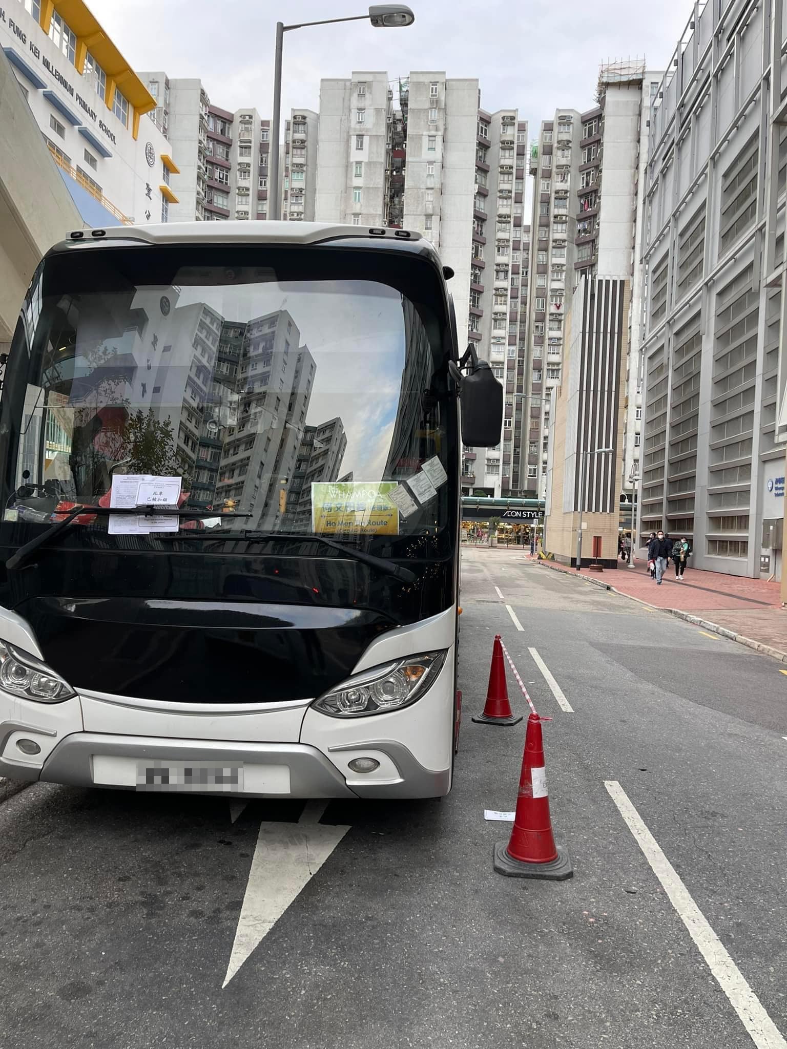 黃埔花園鎖車隊日前「發功」，竟然鐵面無私鎖黃埔天地穿梭巴士。（fb群組「馬路的事討論區」圖片）