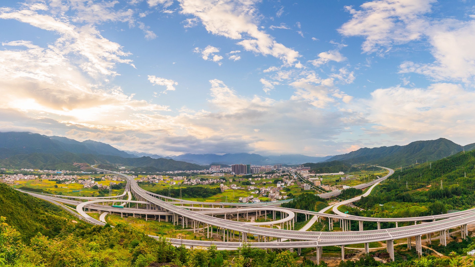 汕昆高速與大廣高速元善樞紐立交互通 梁煥新 攝 汕昆高速與大廣高速元善樞紐立交互通 梁煥新 攝