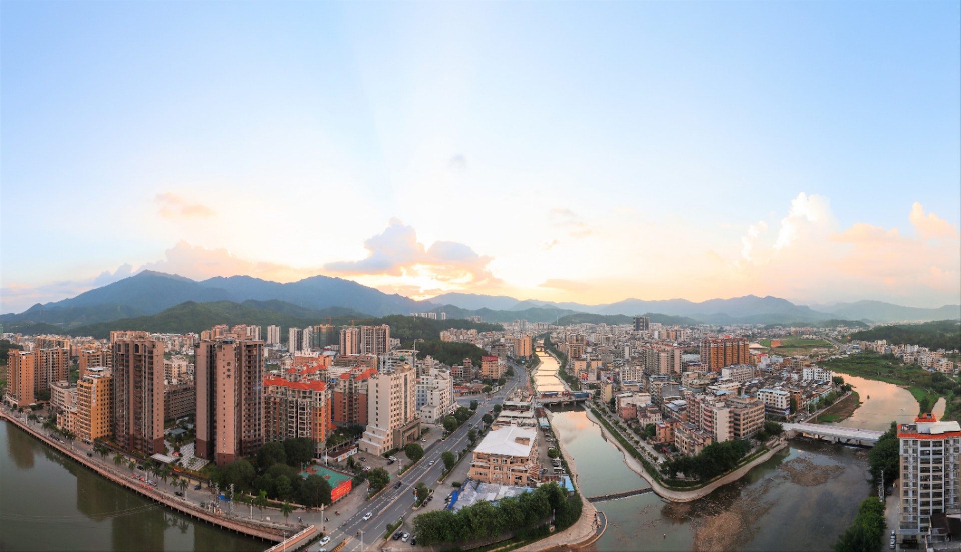 日出下的連平縣城 梁煥新 攝 日出下的連平縣城 梁煥新 攝