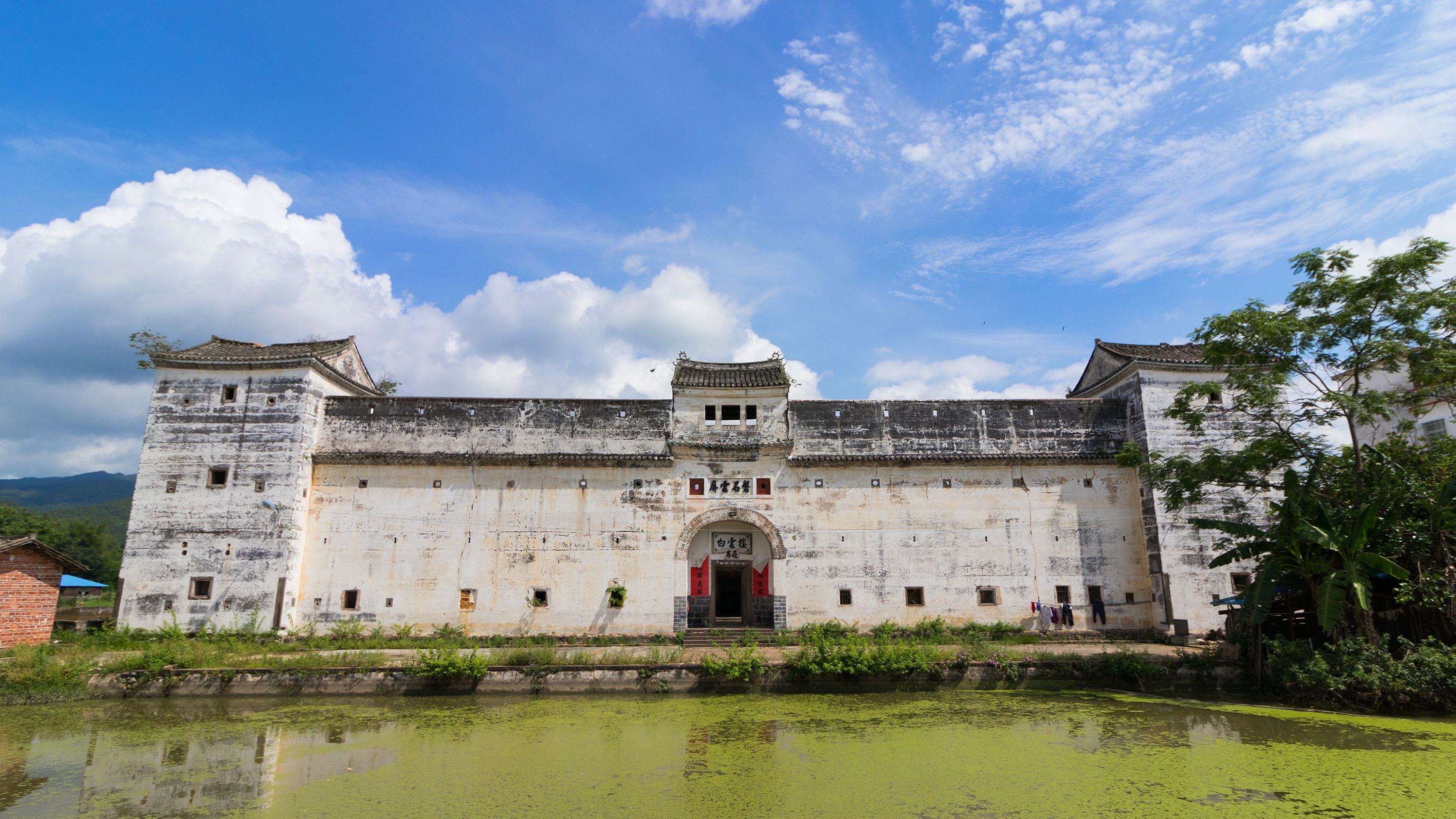 大湖鎮白雲樓建於清末，是一座文武樓閣式圍屋，結構嚴謹、堅固異常 梁煥新攝