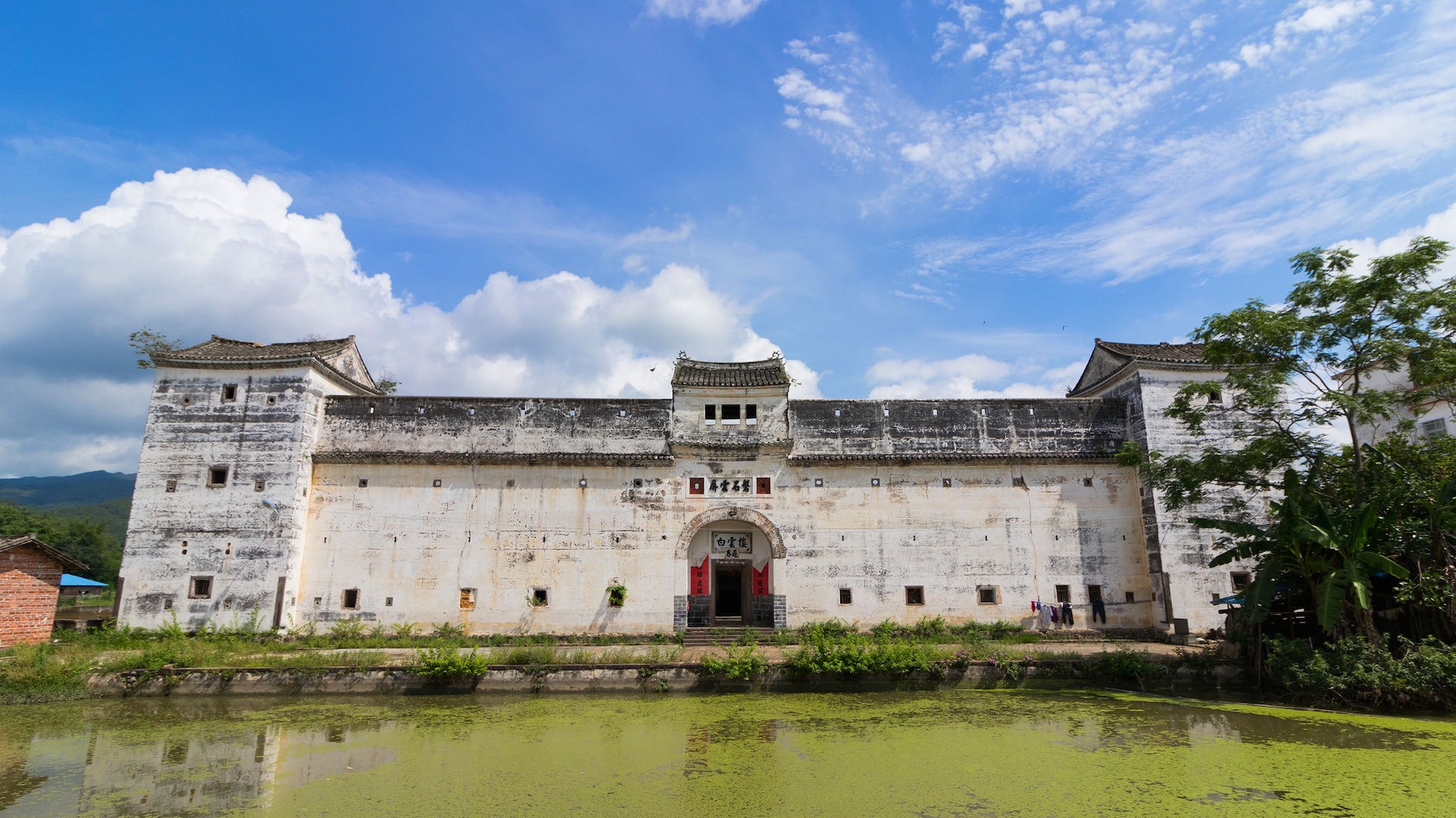 大湖鎮白雲樓建於清末,是一座文武樓閣式圍屋,結構嚴謹、堅固異常 梁煥新攝 大湖鎮白雲樓建於清末,是一座文武樓閣式圍屋,結構嚴謹、堅固異常 梁煥新攝