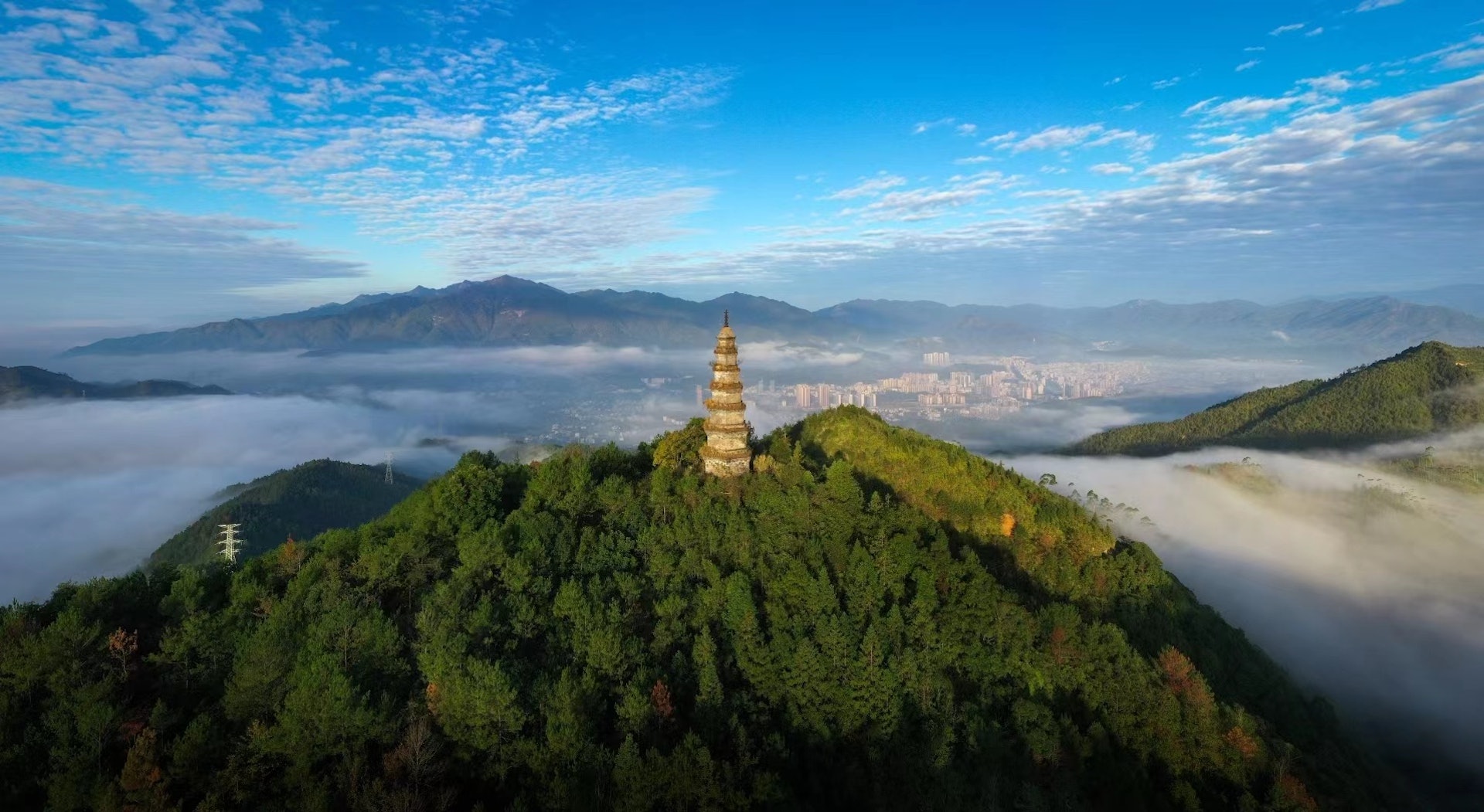 連平元善鎮東山塔，也稱文筆塔，始建於明末清初，為六角七層樓閣式，塔高三十一米 黃建生攝