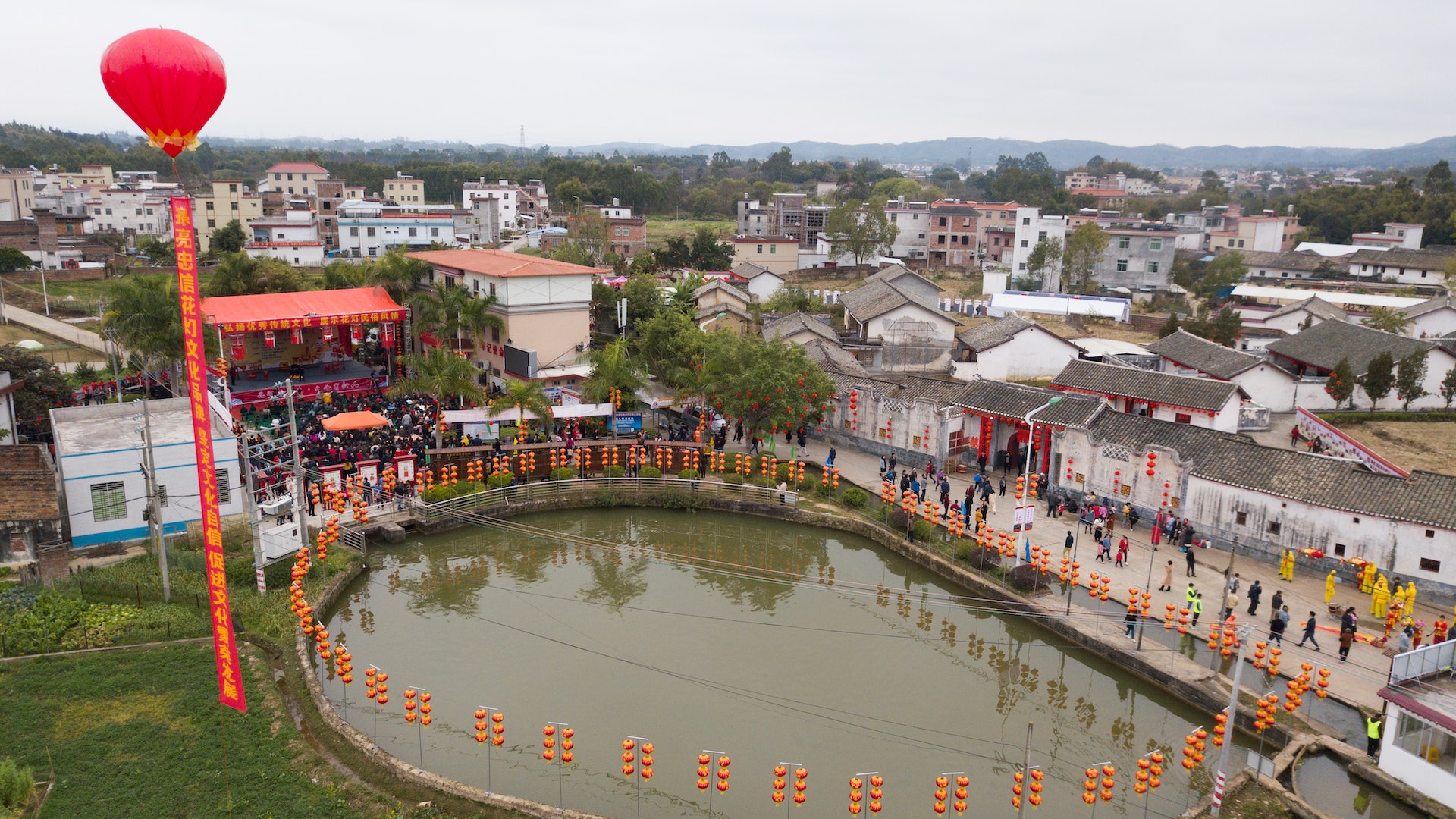 連平忠信鎮司前邨花燈節熱鬧非凡 梁煥新攝 連平忠信鎮司前邨花燈節熱鬧非凡 梁煥新攝