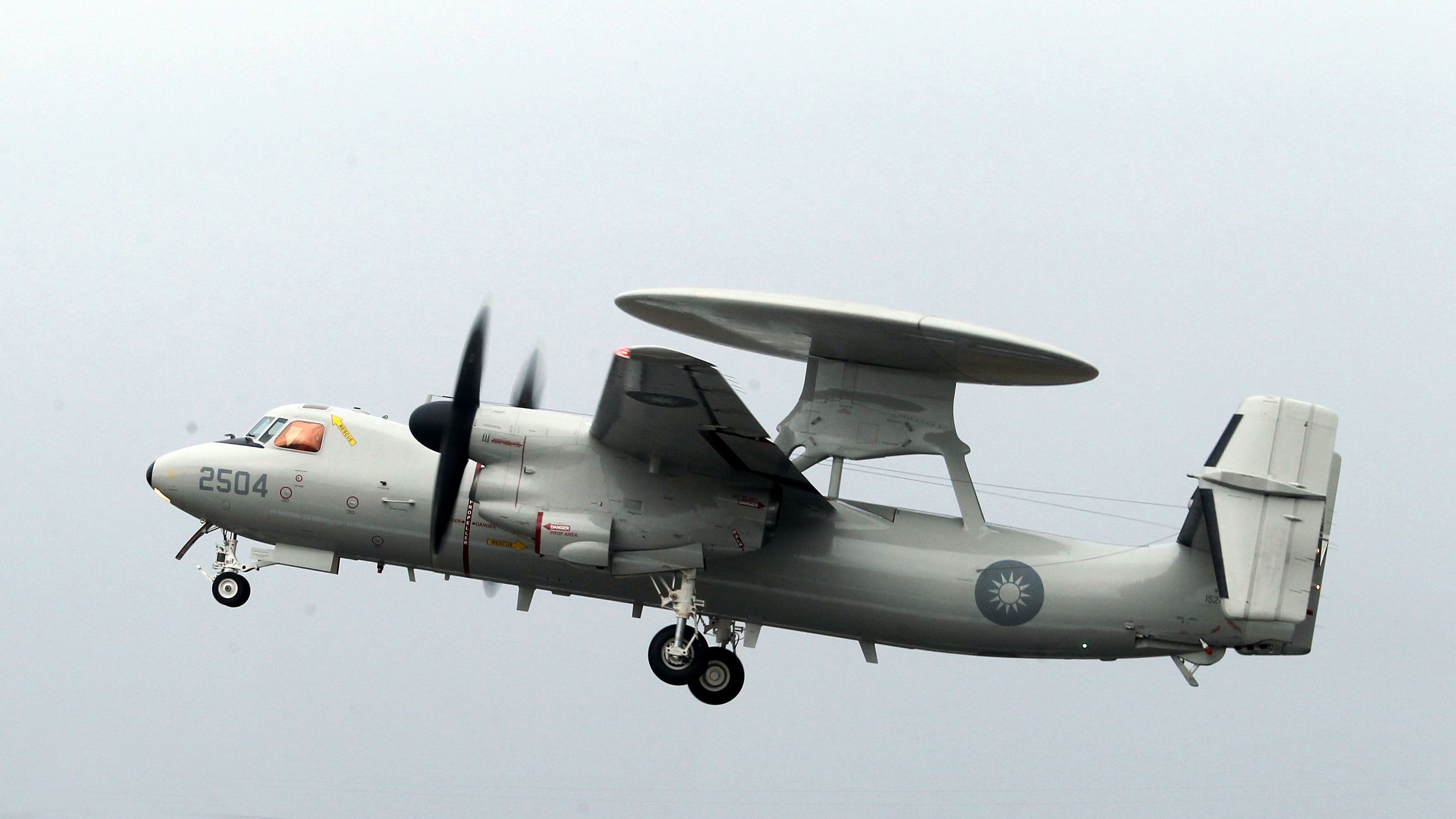台空軍E-2K預警機腹著地意外　初步研判人為因素：飛行員緊張出錯