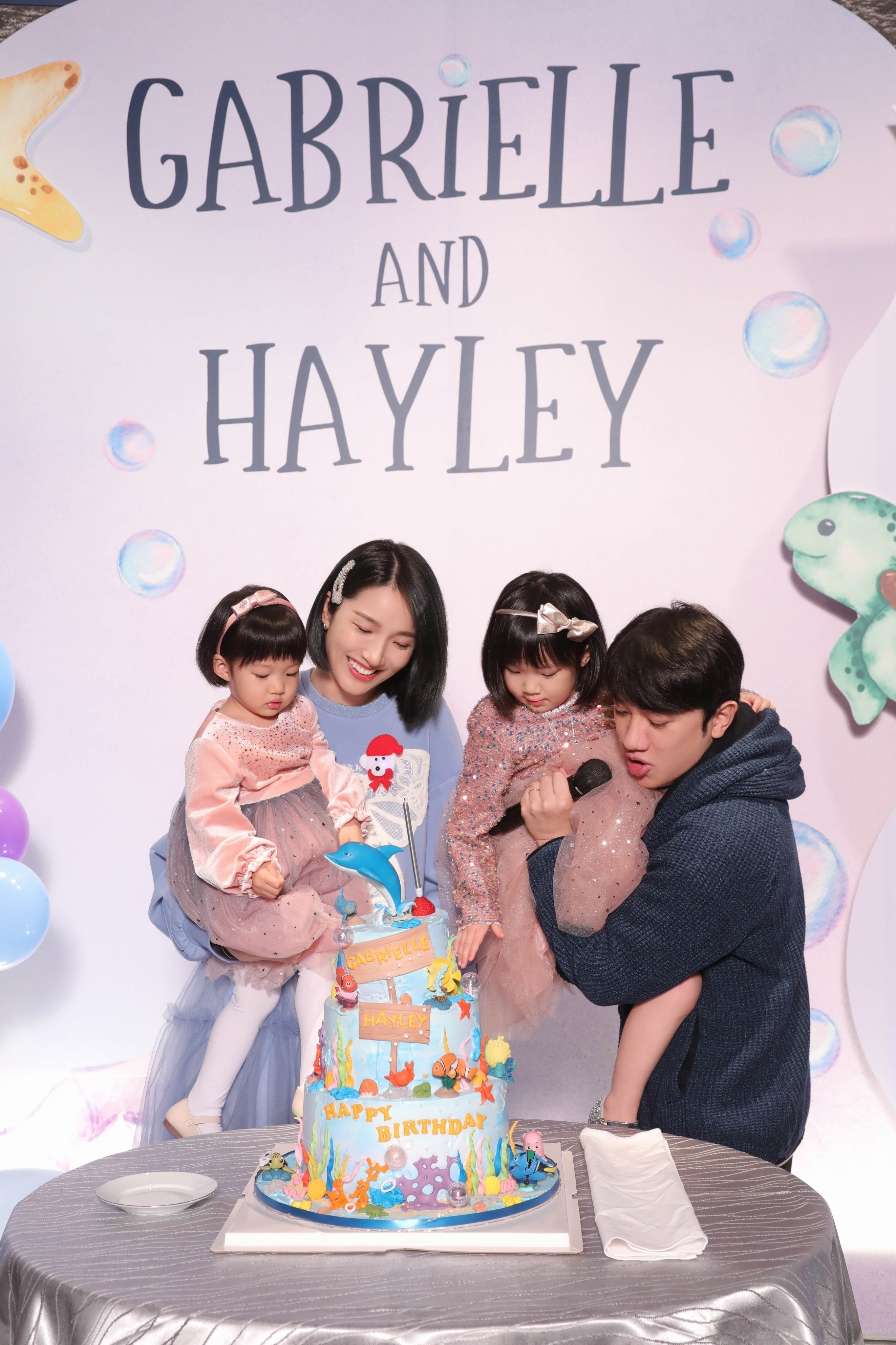 王祖蓝、李亚男为女儿Gabrielle与Hayley举办生日会。